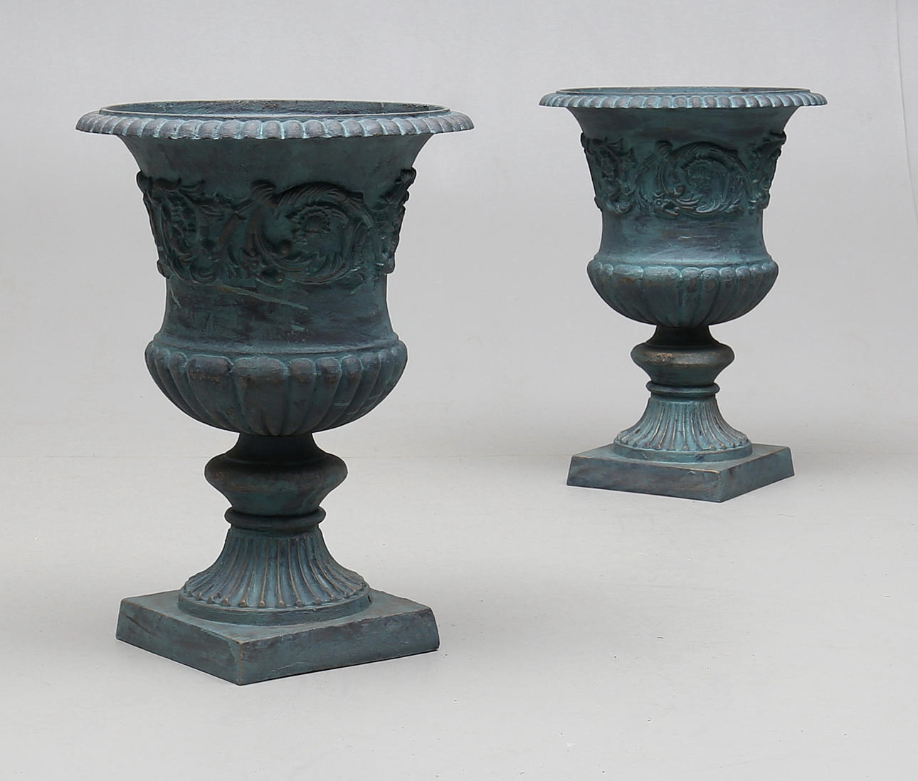 TRÄDGÅRDSURNOR, ett par, gjutjärn, 2000-tal.