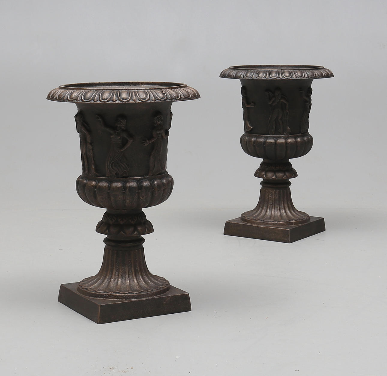 TRÄDGÅRDSURNOR, ett par, gjutjärn, 2000-tal.