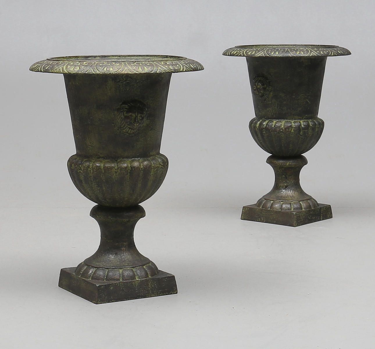 TRÄDGÅRDSURNOR, ett par, gjutjärn, 2000-tal.