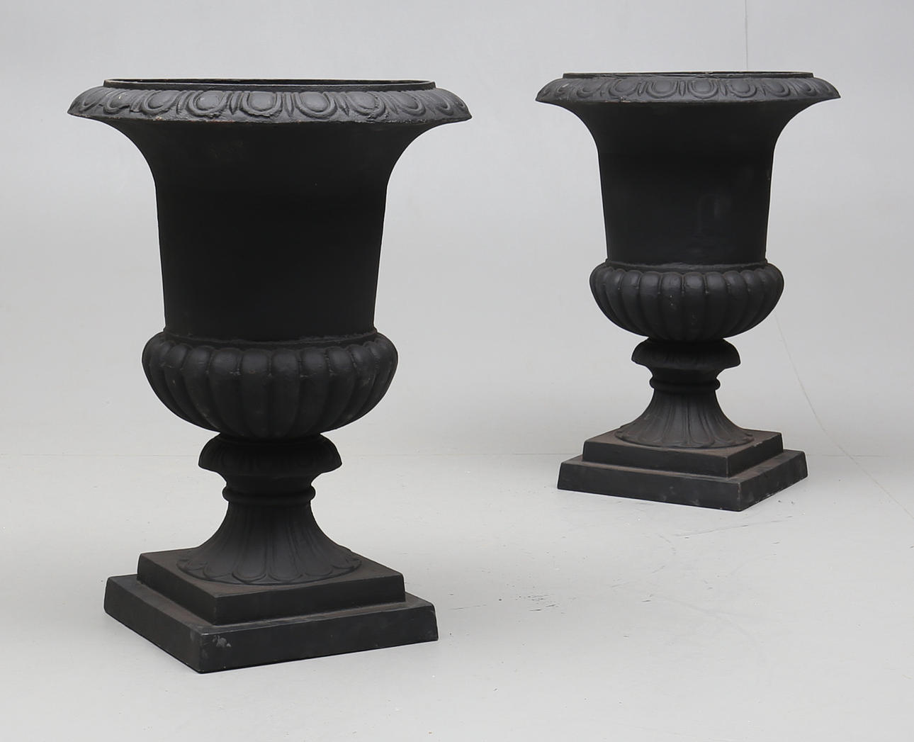 TRÄDGÅRDSURNOR, ett par, gjutjärn, 2000-tal.