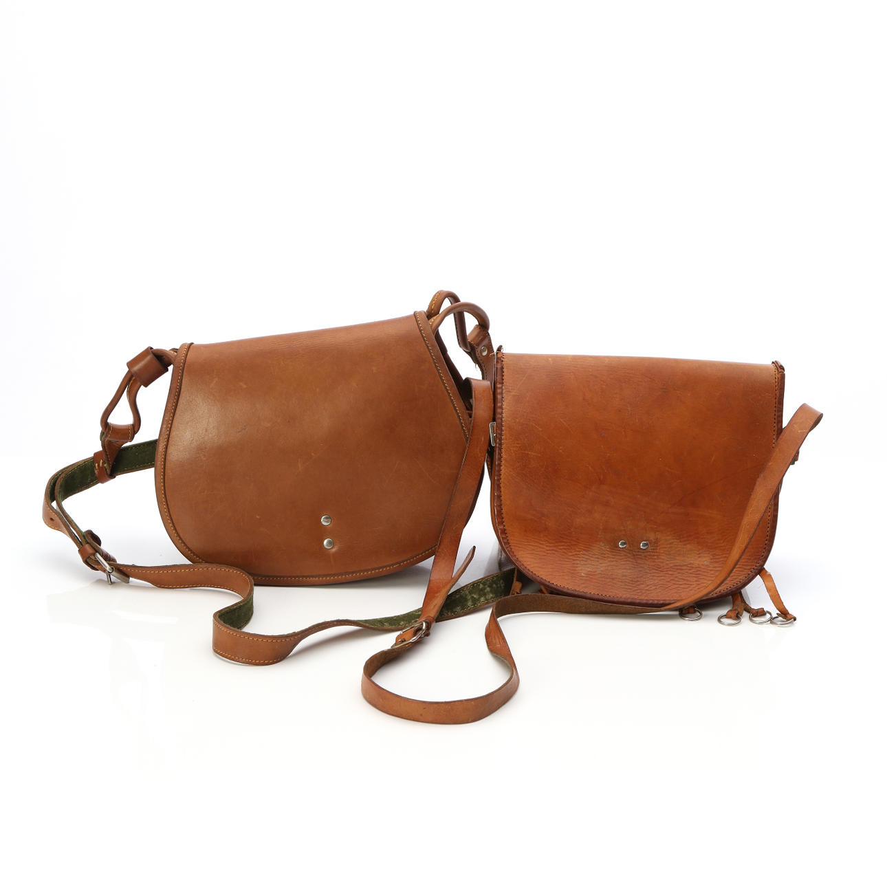 JAKTVÄSKOR, TVÅ ST. Naturfärgat läder.