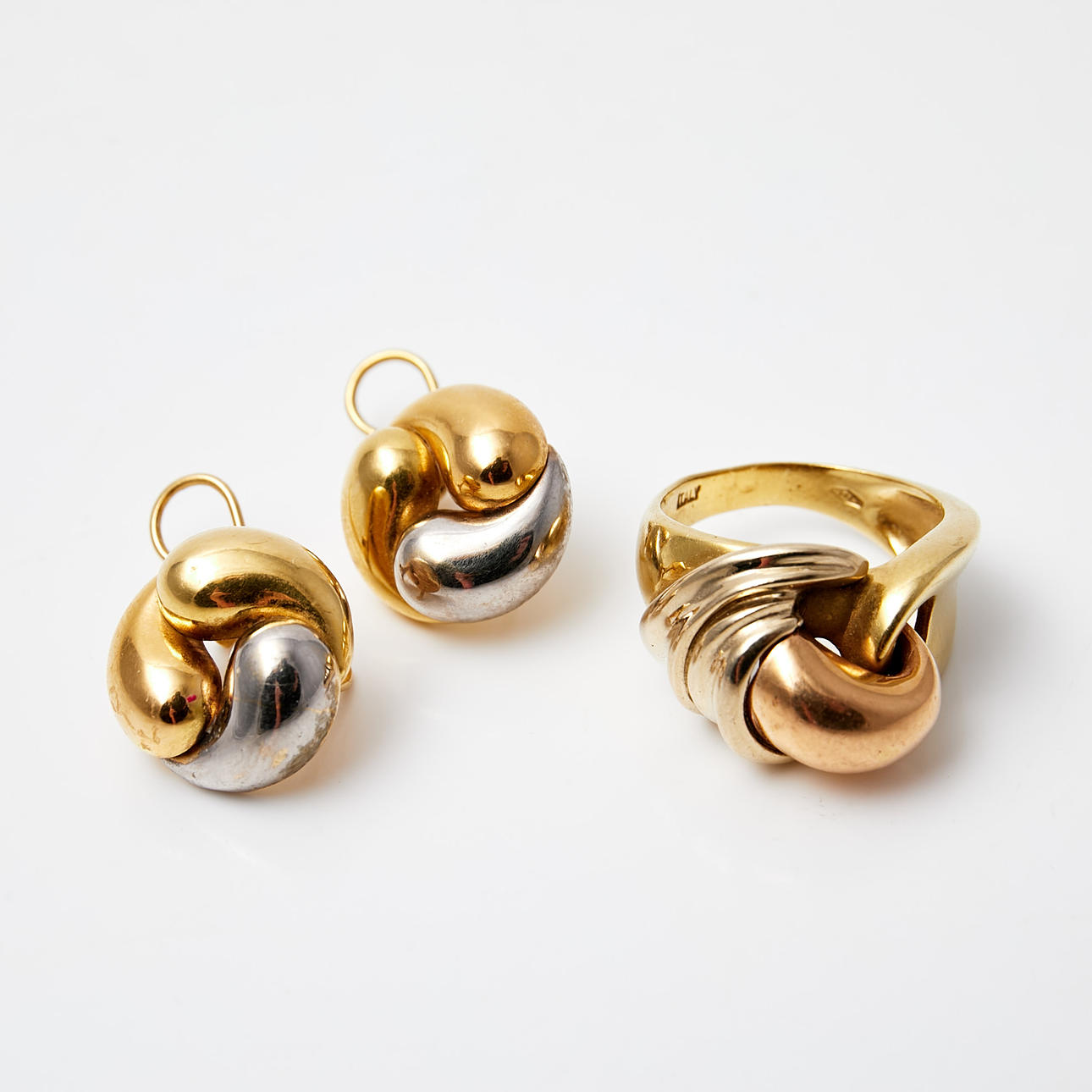 GARNITYR, 18 k vit- röd och roseguld, örhängen samt ring.