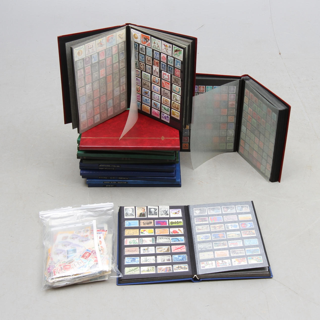 FRIMÄRKEN, mestadels stämplat utländska i 15 album, 1900-tal.