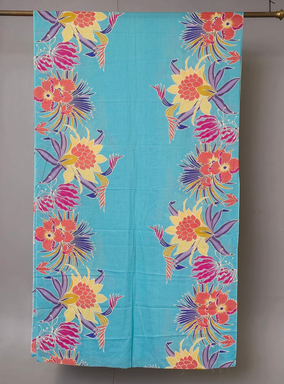 BLÅ BILDER MED BLOMMIGT TRYCK.