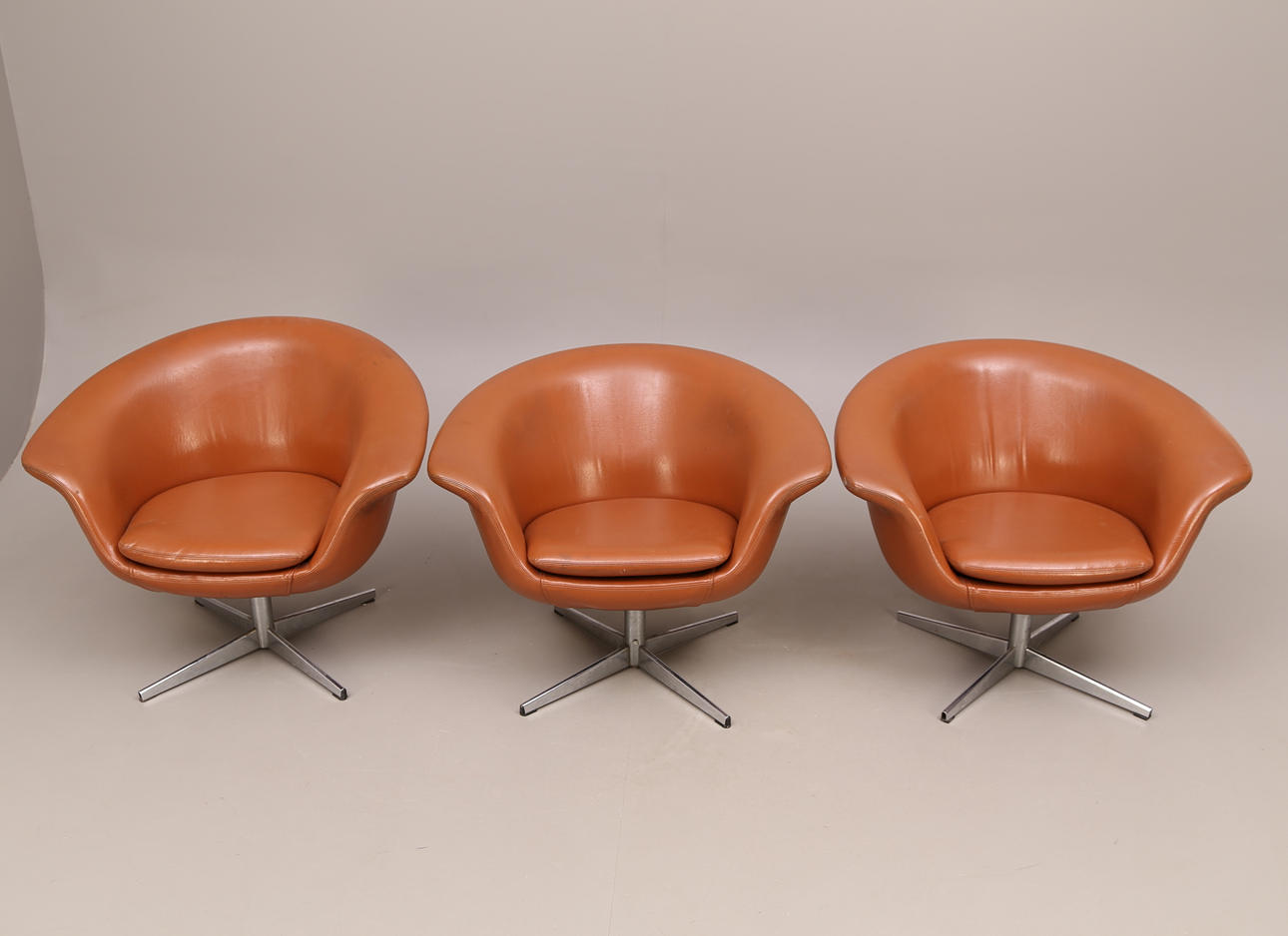 SNURRFÅTÖLJER, 3 st, brun galon, 1960/70-tal.