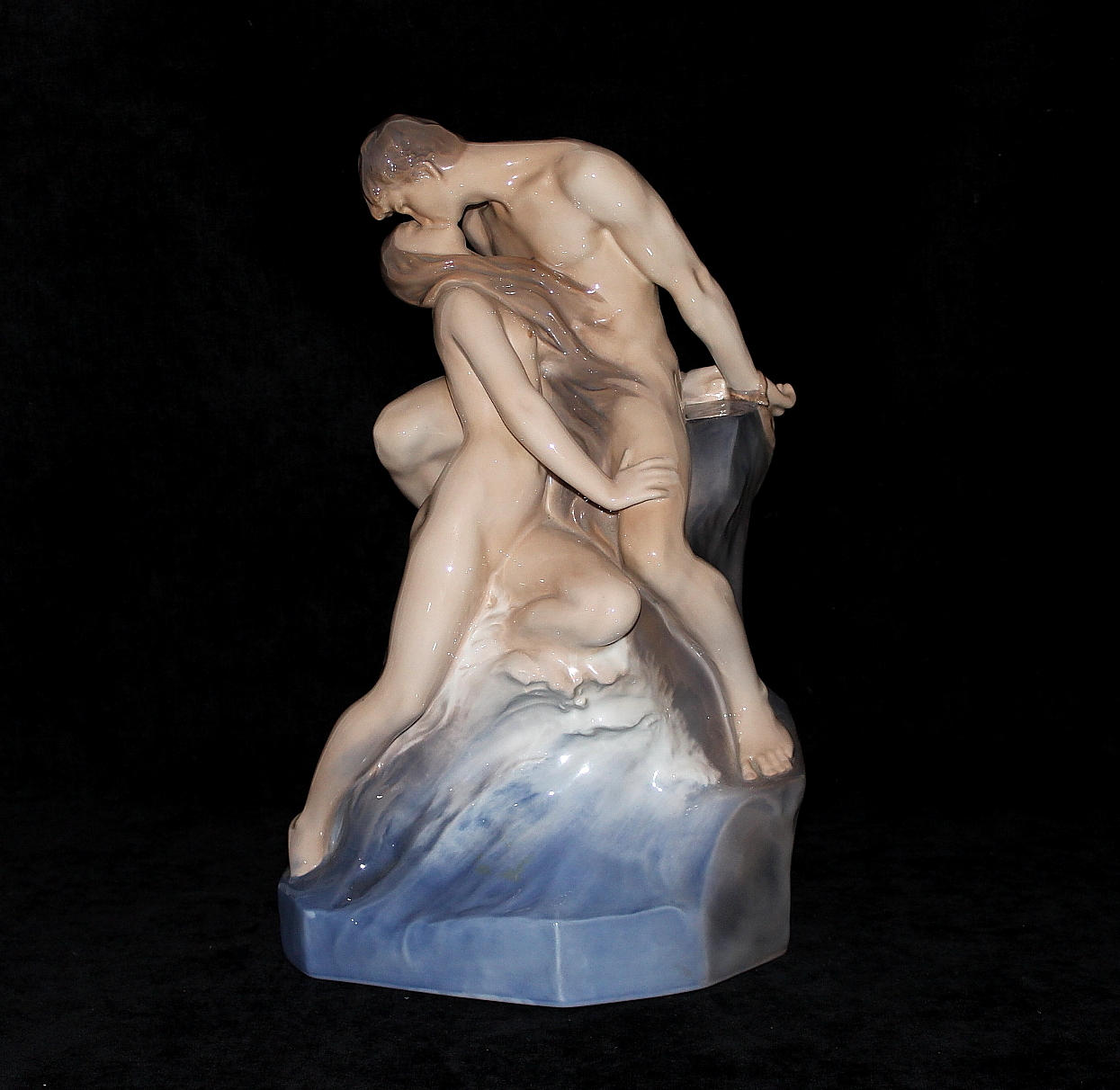 FIGURIN, "Vågen och klippan". Stämpelmärkt samt monogramsignerad och daterad 1897 i godset.Theodor Lundberg, Royal Copenhagen.