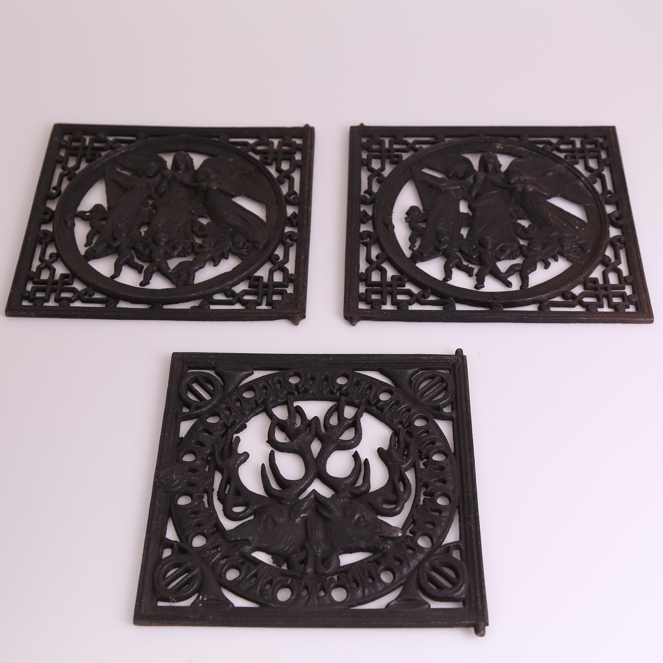 GJUTJÄRNSLUCKOR, 3 st, utan ramar, 18-/1900-tal, mönstrade.