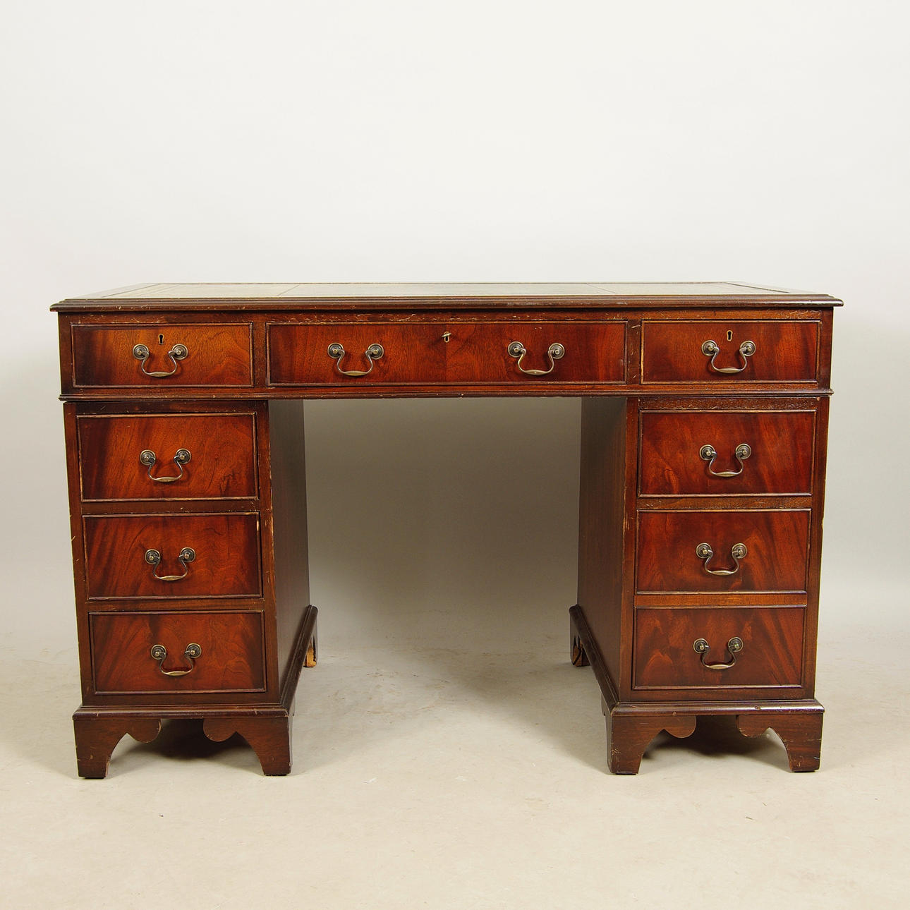 SKRIVBORD, mahogny med grön skinnskiva, engelsk stil samt stol.