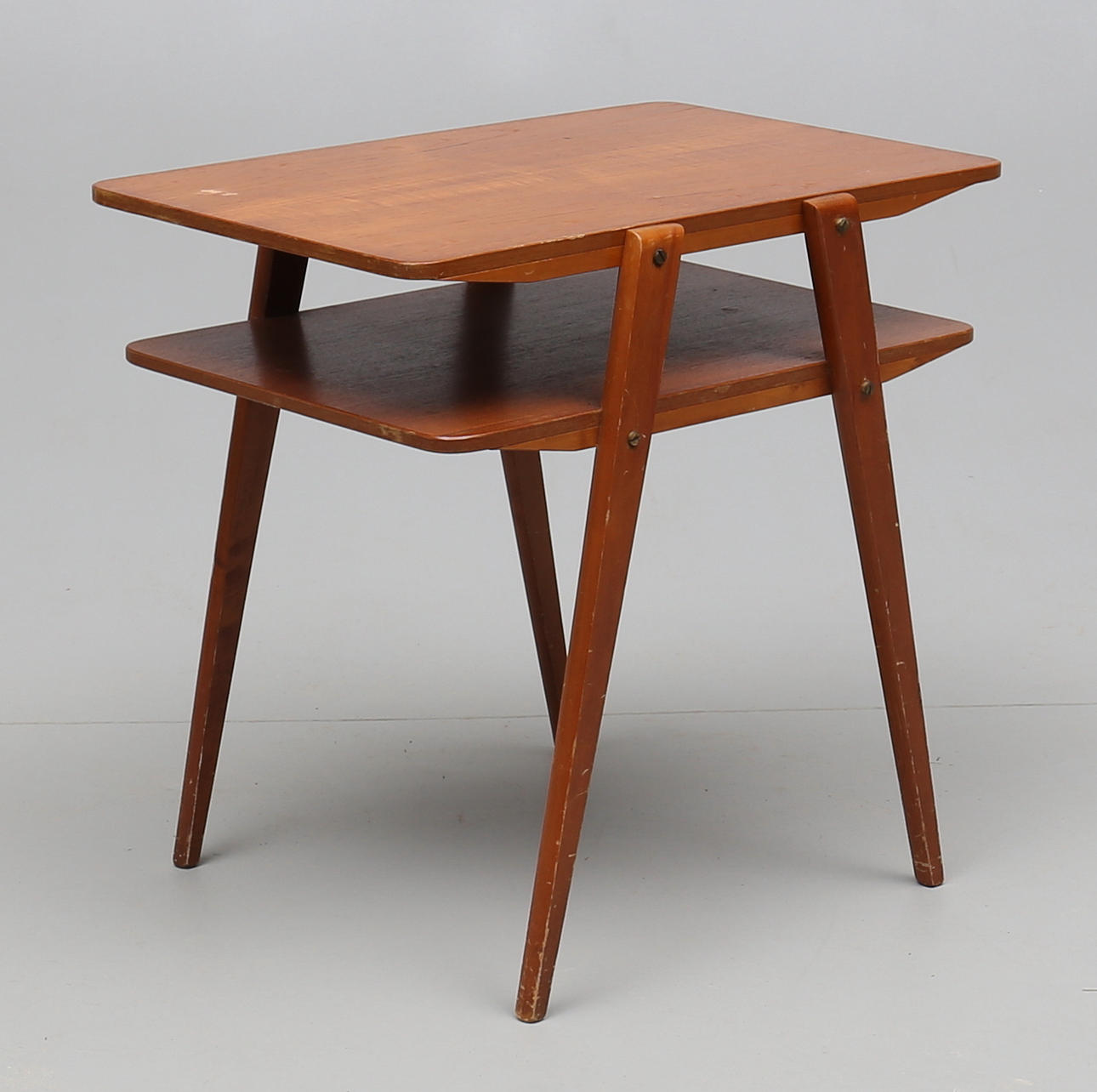 BORD/NATTBORD, teak, omkring 1900-talets mitt.