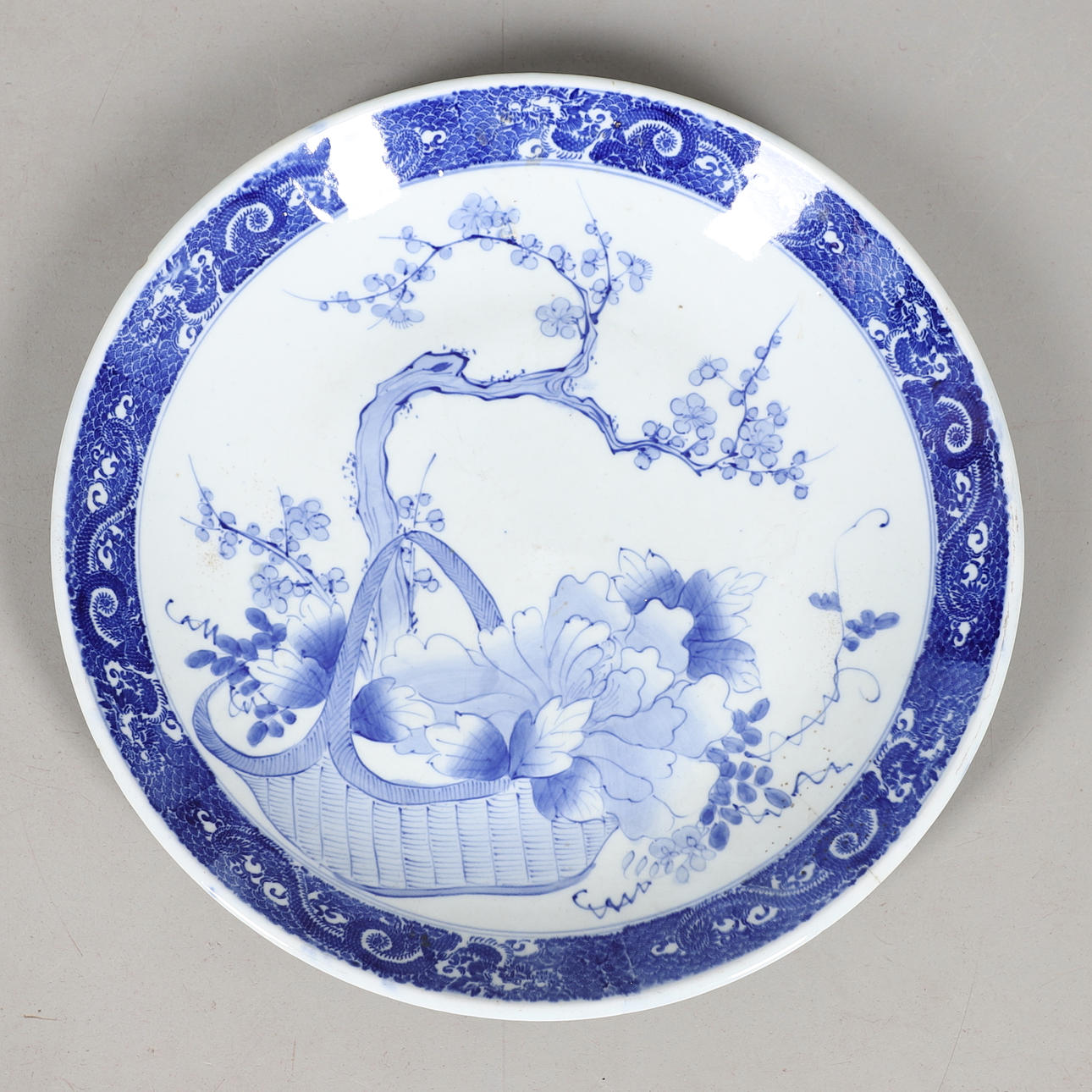 JAPANSK BLÅ & VIT PORSLINSLADDARE.