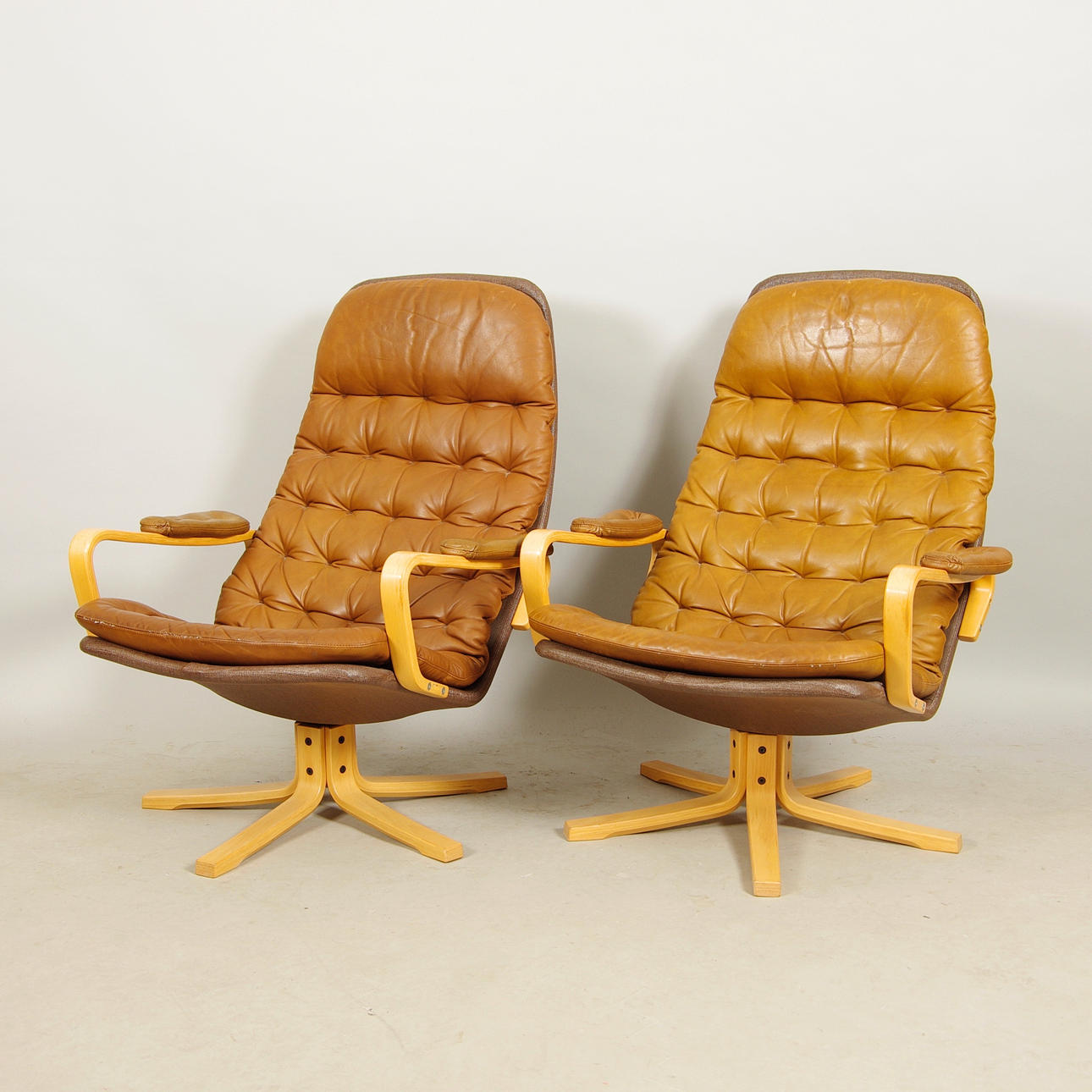 FÅTÖLJER, 1 par "Mona Roto", Sam Larsson, Dux, 1970-tal.