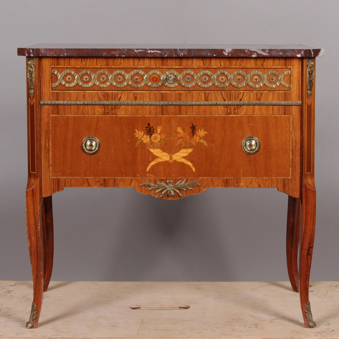 BYRÅ, med stenskiva, gustavianskt stil, 1900-talets mitt.