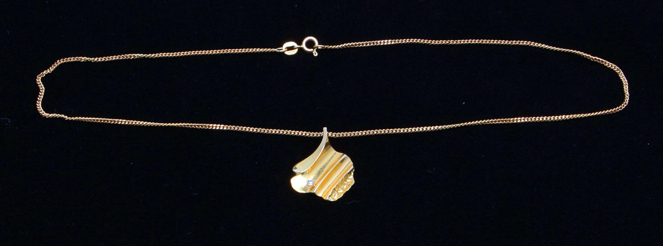 HÄNGE. 18k guld med liten diamant samt kedja 18k, totalt 8 gram.