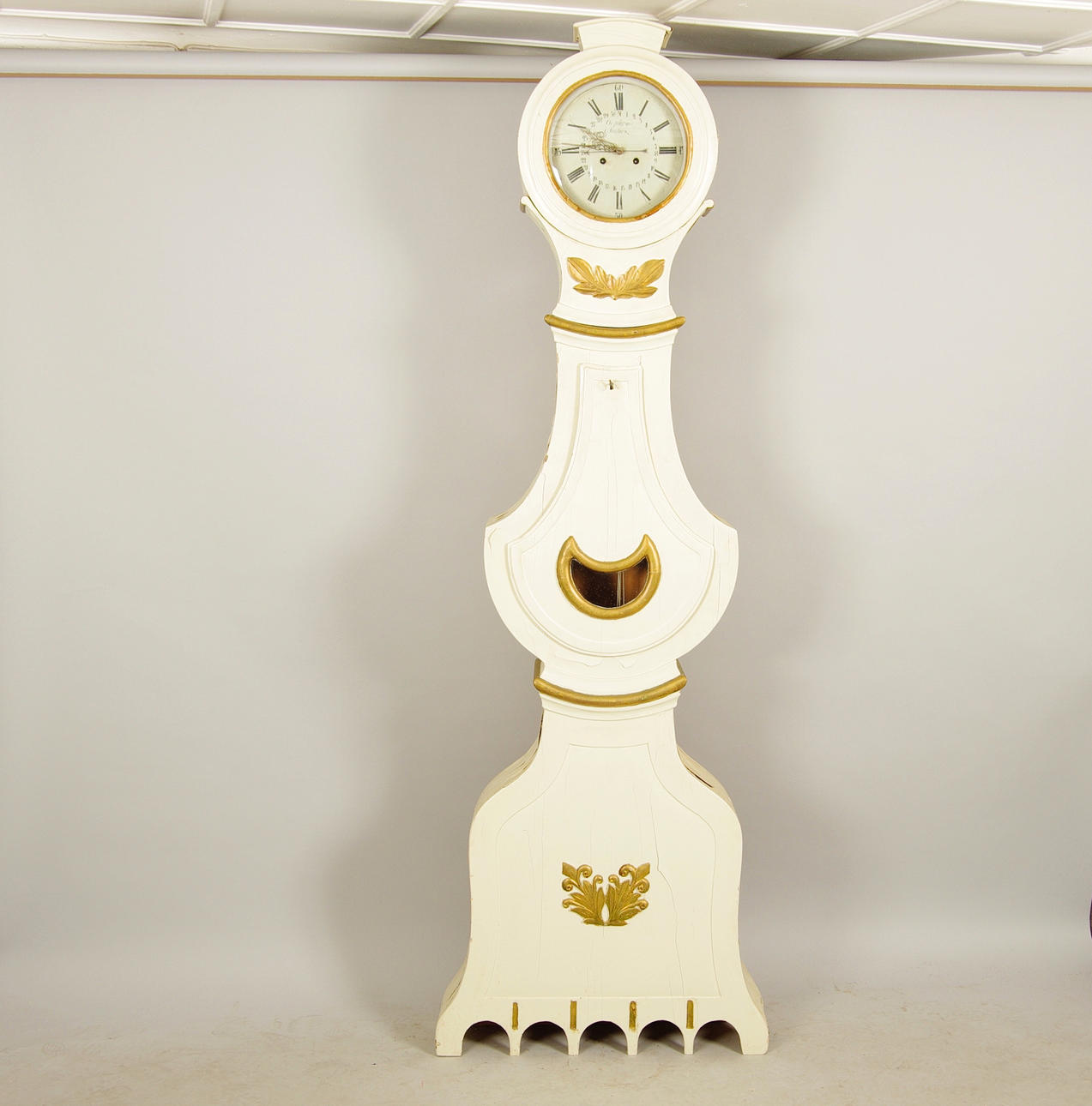 GOLVUR, vitmålat med förgyllningar, 1800-tal.