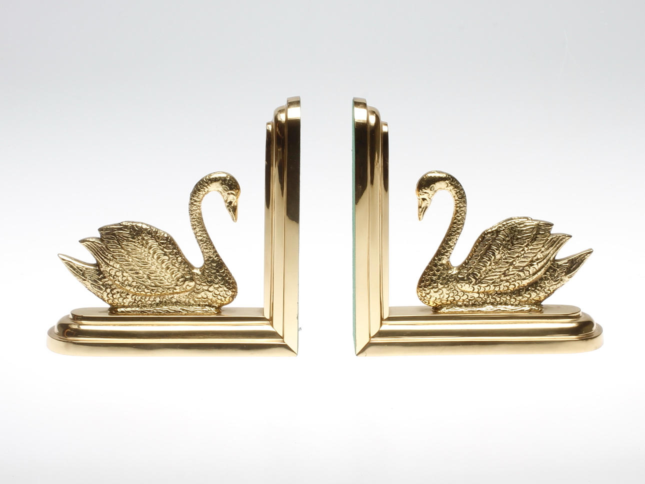 BOKSTÖD, ett par, i form av svanar.