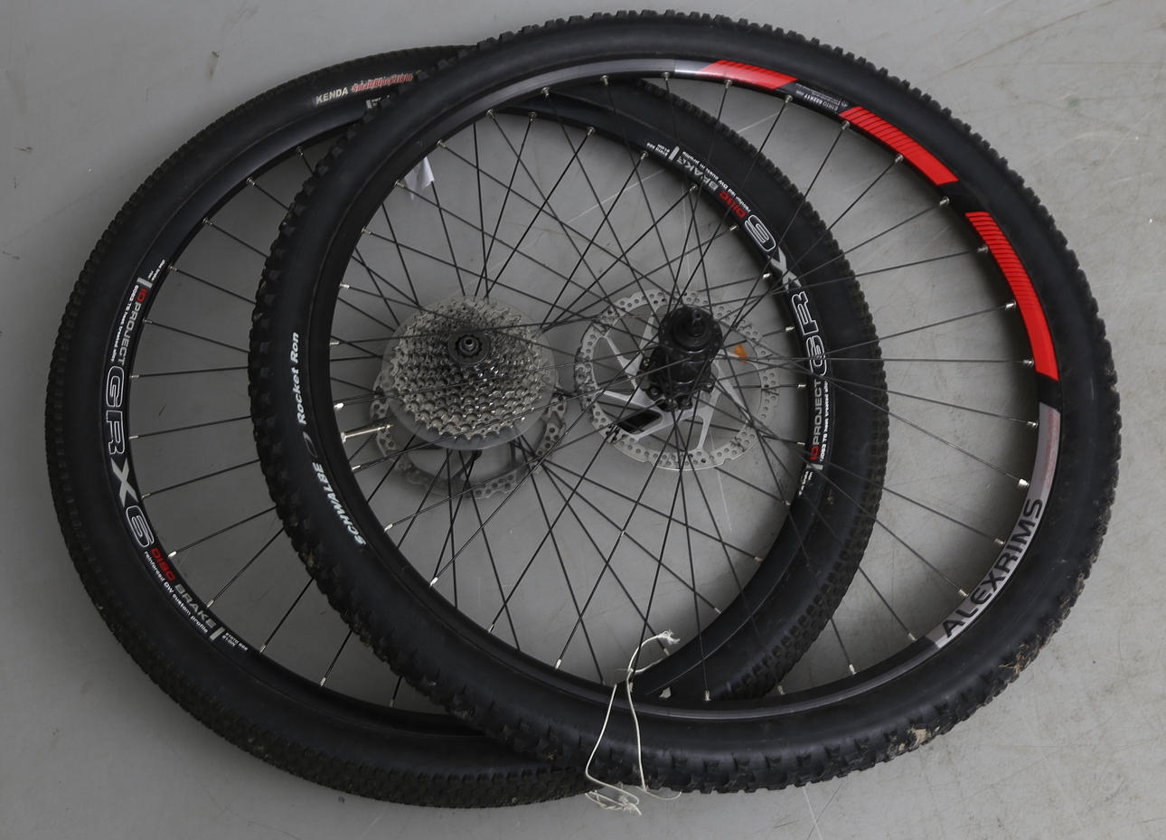 CYKELHJUL, 2 st, Kenda och Alexrims. Säljes för Polismyndigheten.