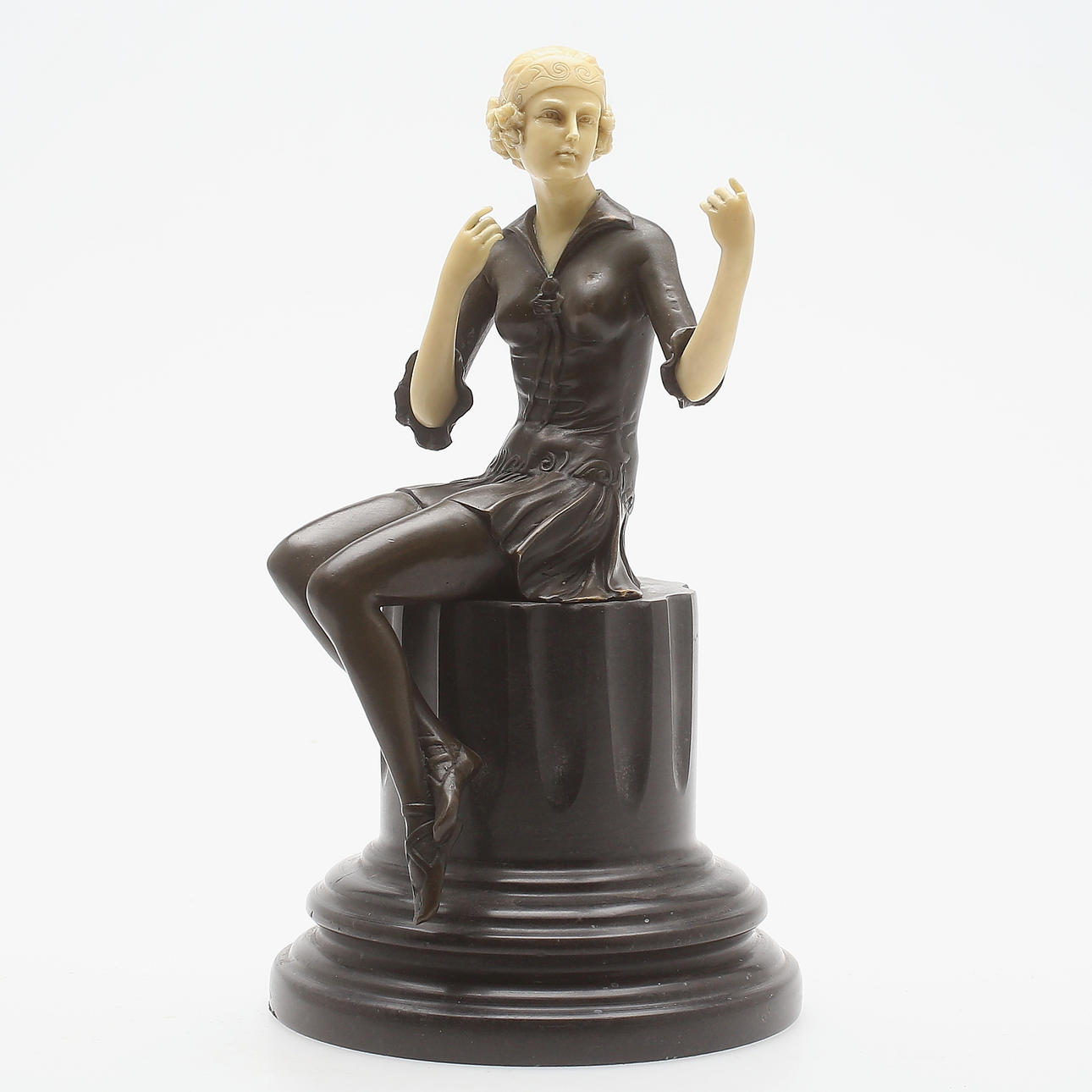 OIDENTIFIERAD KONSTNÄR. SKULPTUR, Kvinna på marmorpiedestal, brons samt stenmassa, 1900 tal/samtida.