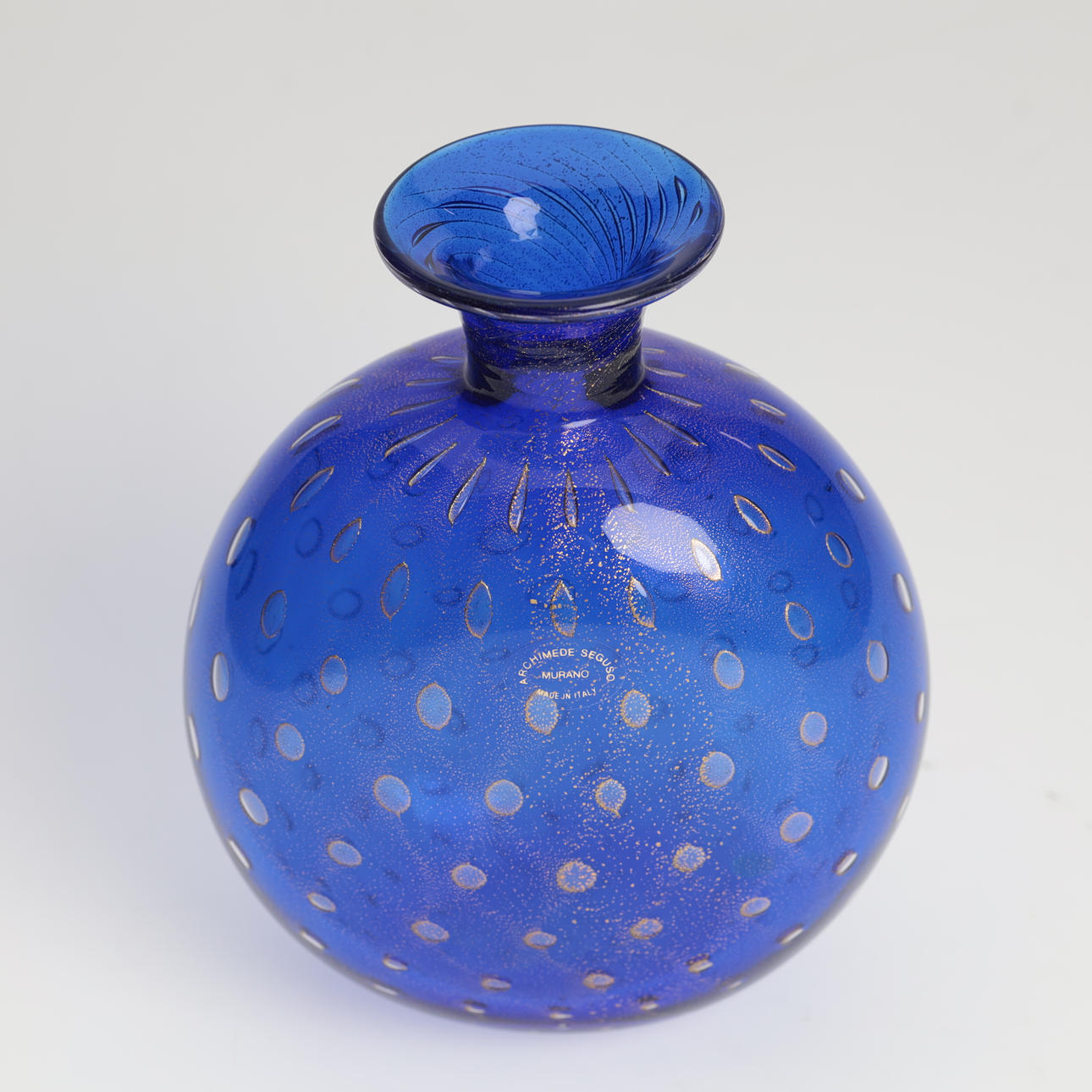 ARCHIMEDE SEGUSO 1909-1999. Murano glass vase with blue and gold