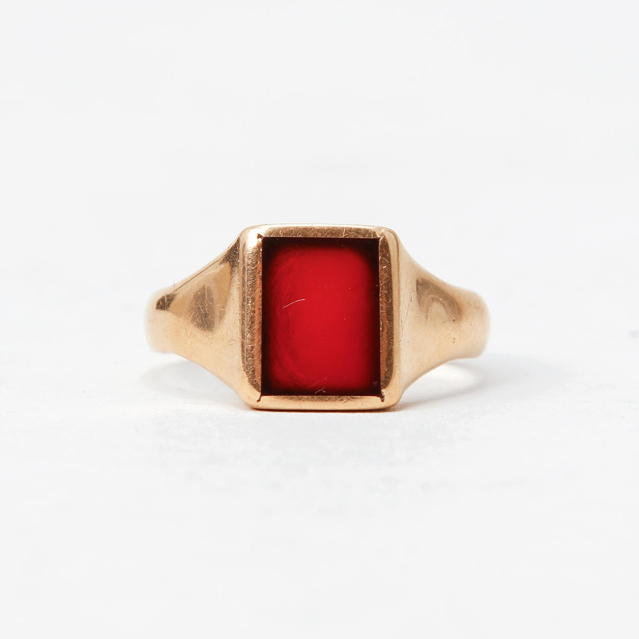 HÆLRING, 18k guld, karneol, vægt ca 5,2 gram.