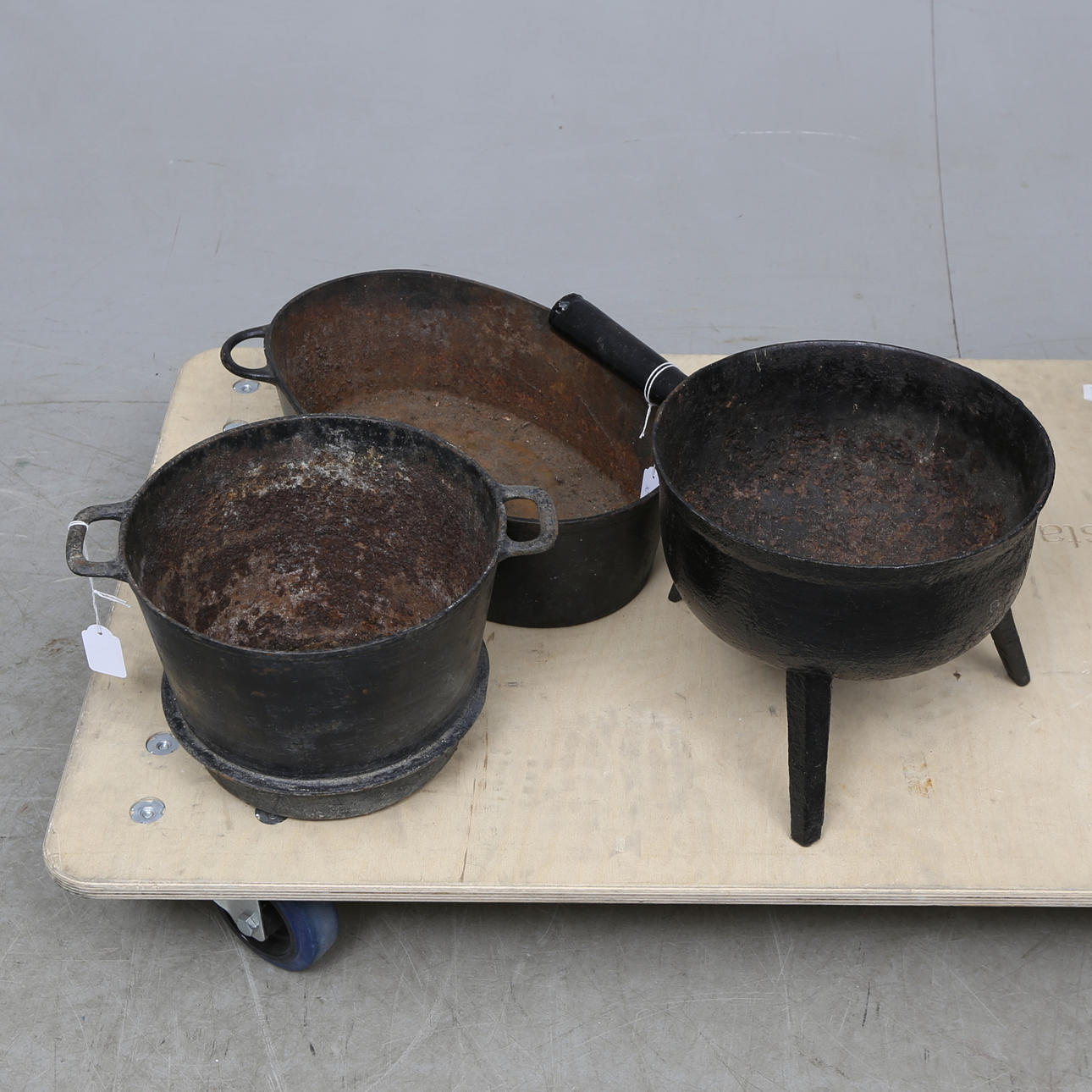 GRYTOR, järn, 3 st, 1900-tal.