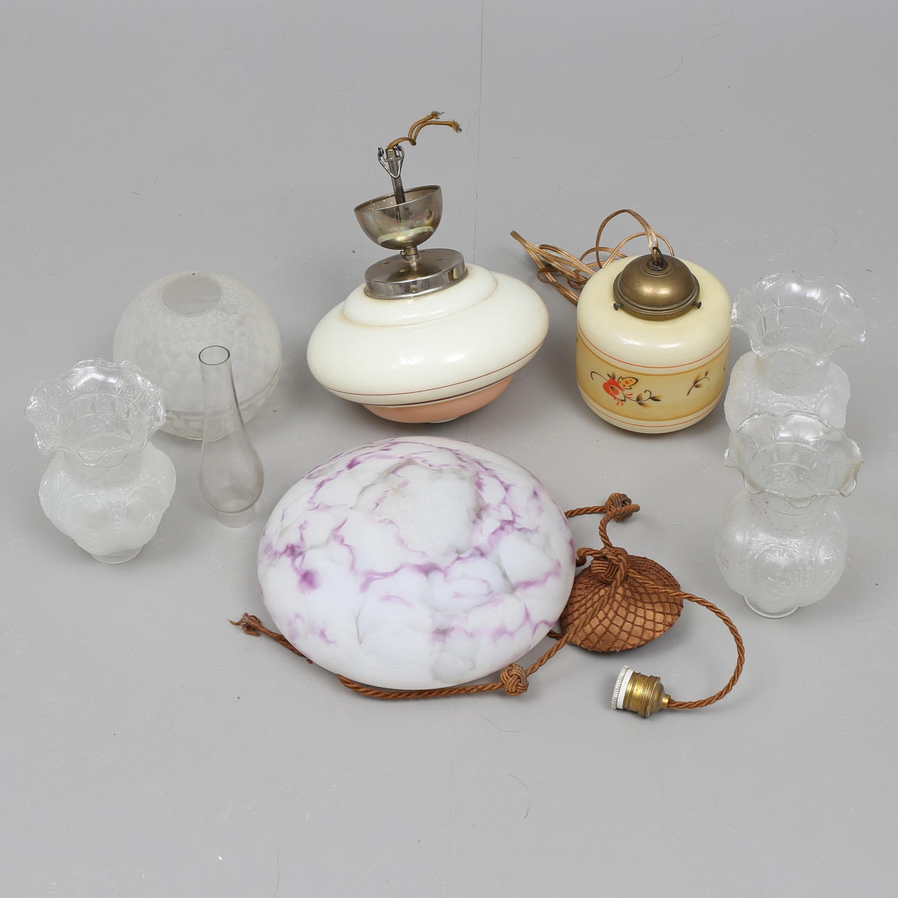 TAKLAMPOR, 3 st samt LAMPKUPOR, 4 st, glas, 1900-talets första hälft.