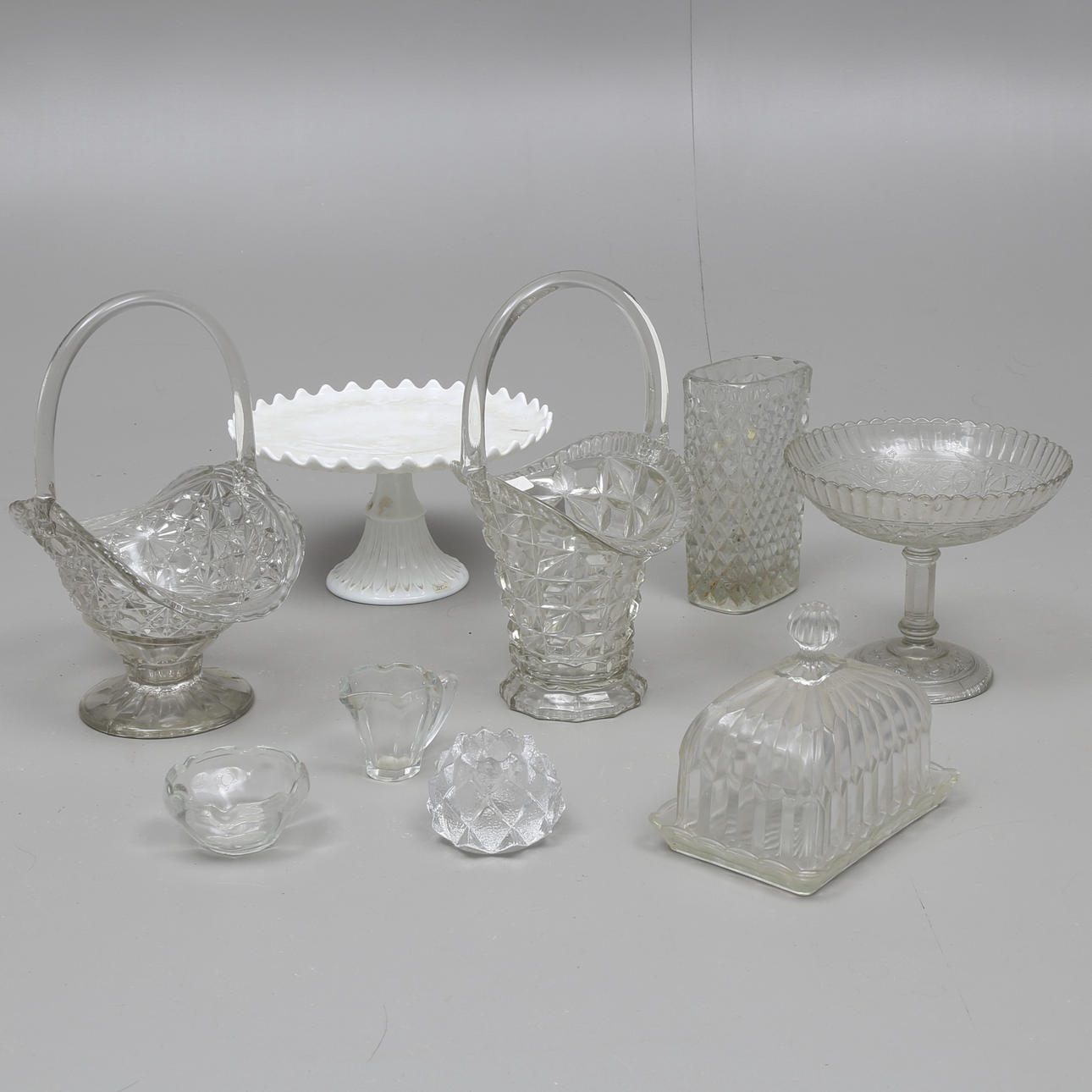 GLASFÖREMÅL, 9 st, pressglas, grepskålar, ostkupa m.m.