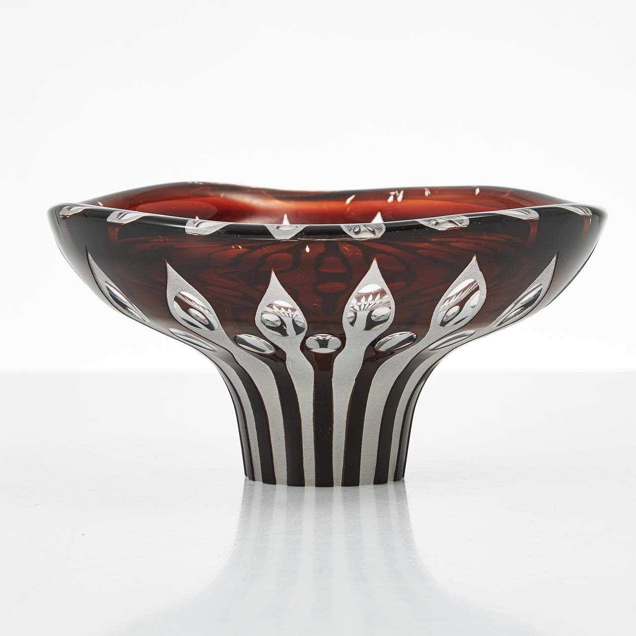 ERNEST GORDON. Schale, Kosta, Überhang in Braun.