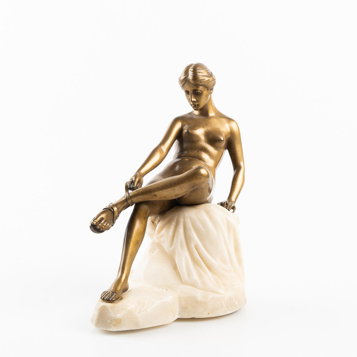 OIDENTIFIERAD KONSTNÄR. Veistos, nainen kalliolla, pronssi alabasterilla.