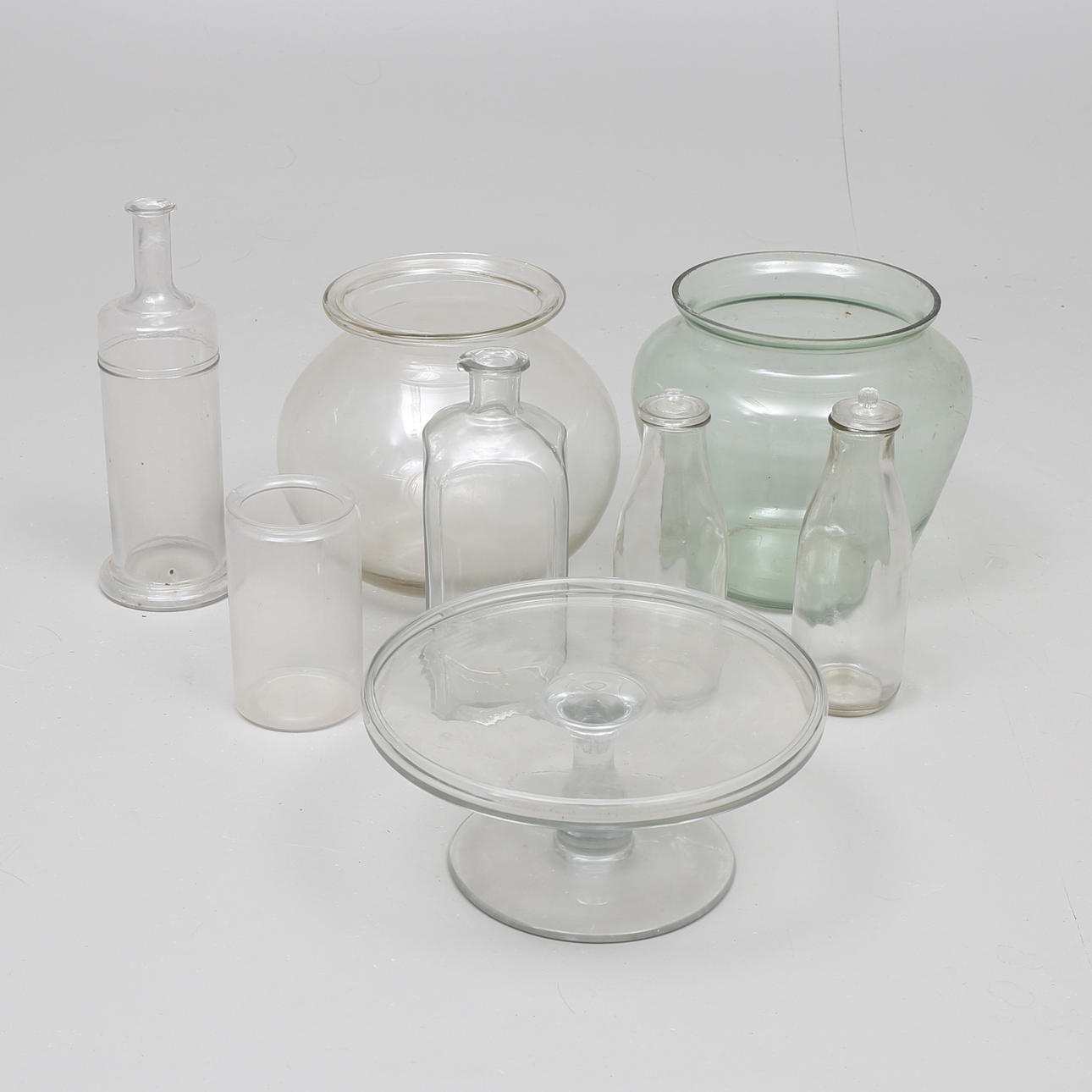 GLASFÖREMÅL, 8 st, flaskor, skålar, tårtfat.