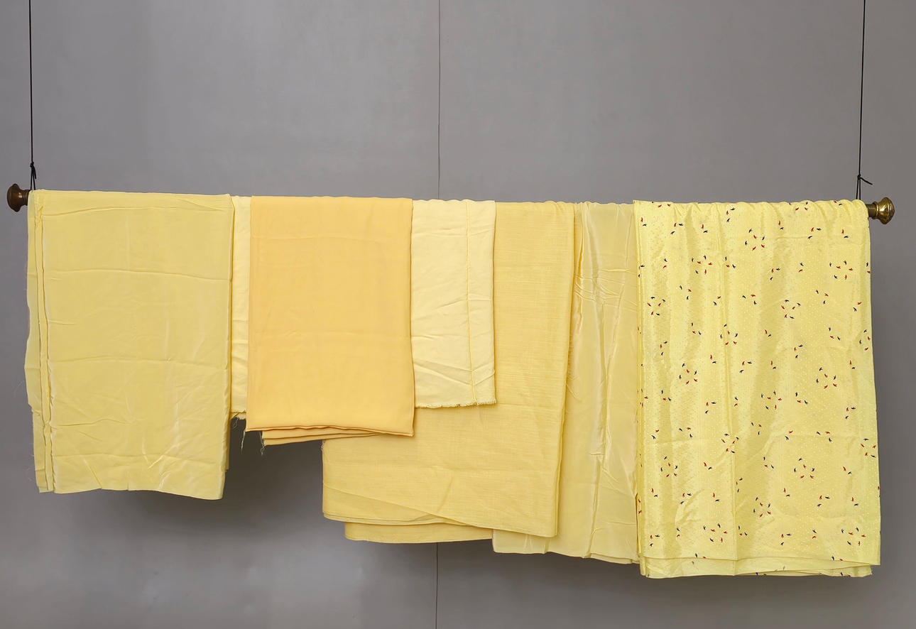 6 BITAR AV TYG I GULT.