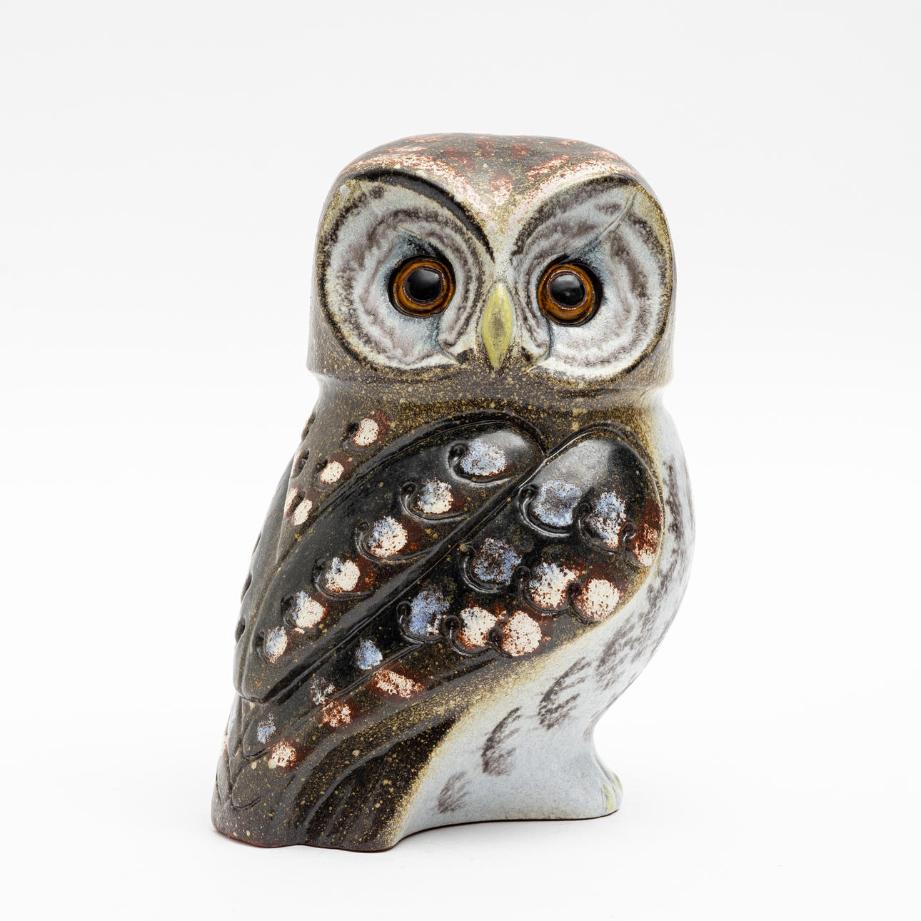 THOMAS HELLSTRÖM. Una estatuilla, un búho, loza, Nittsjö.