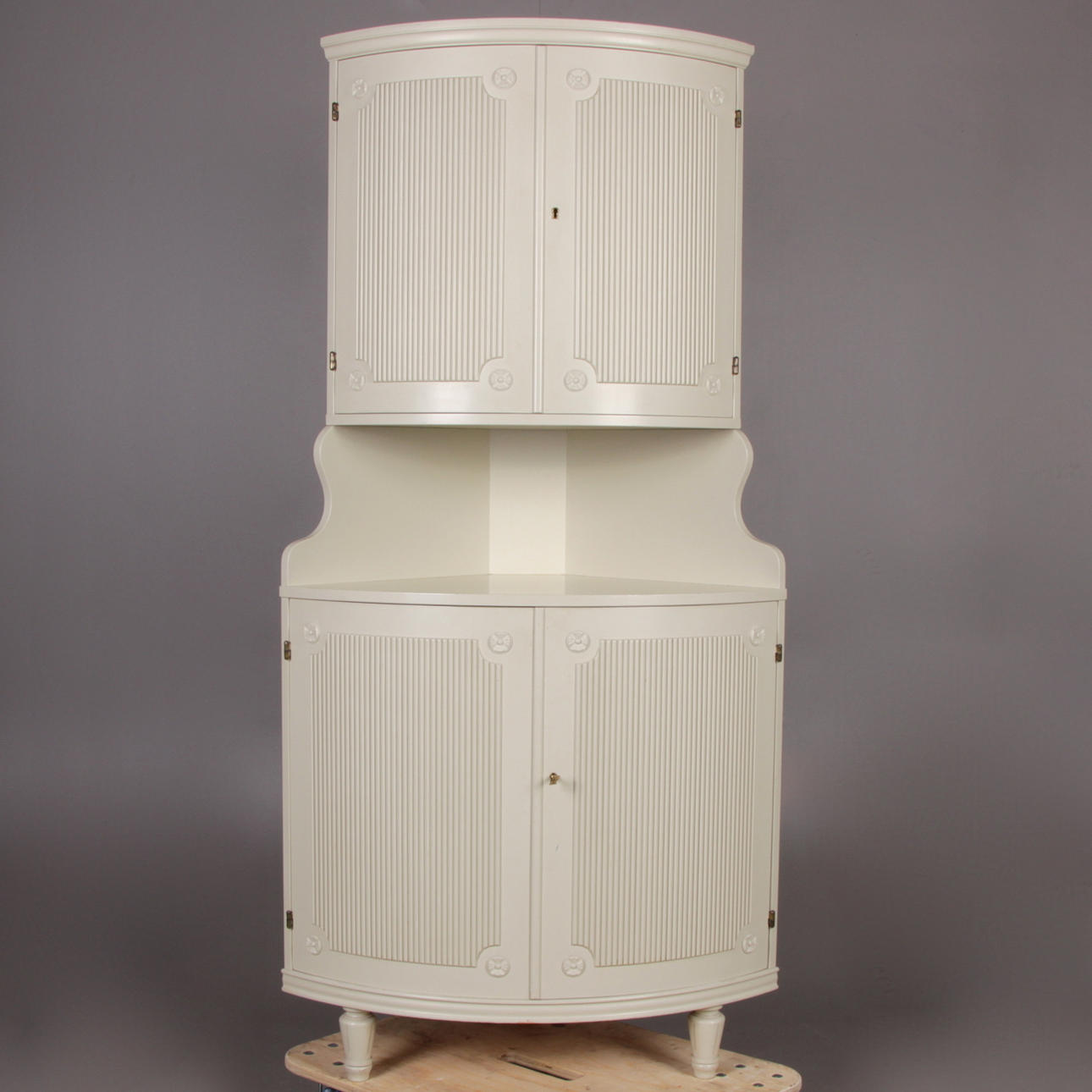 HÖRNSKÅP, gustaviansk stil, 1900-talets mitt.