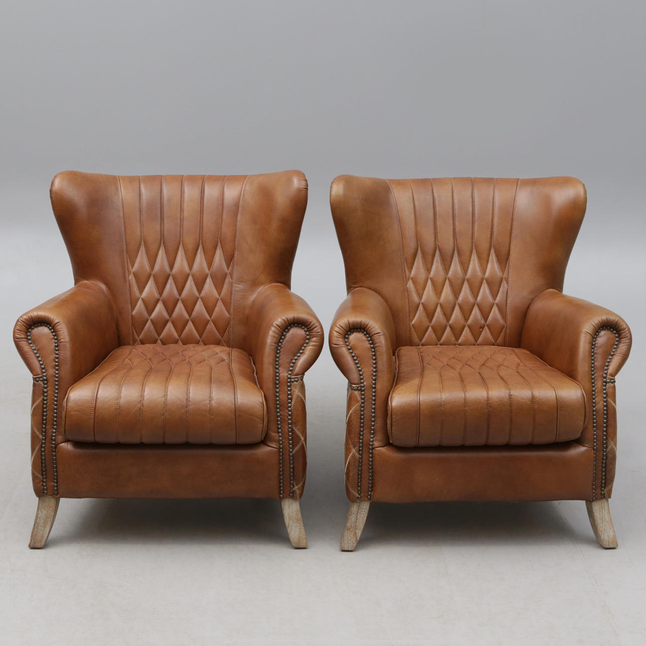 2 Ledersessel, Kare Design.