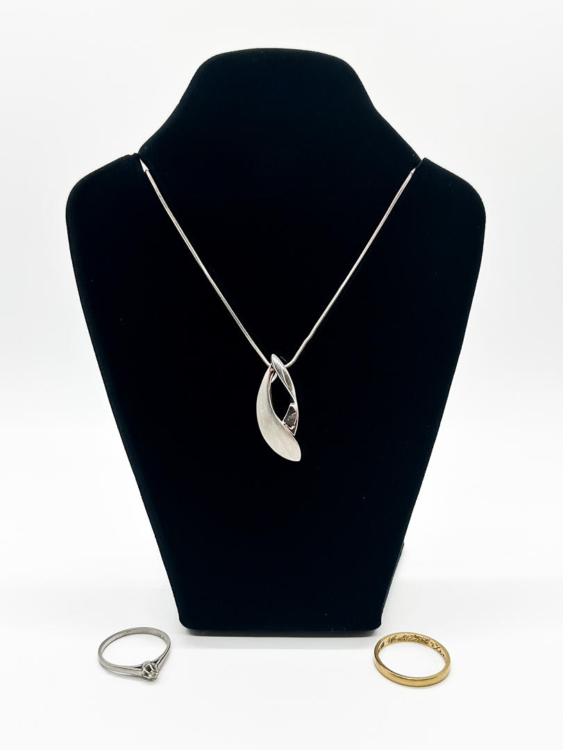 JEWELLERY, 3 pieces, gold & silver.