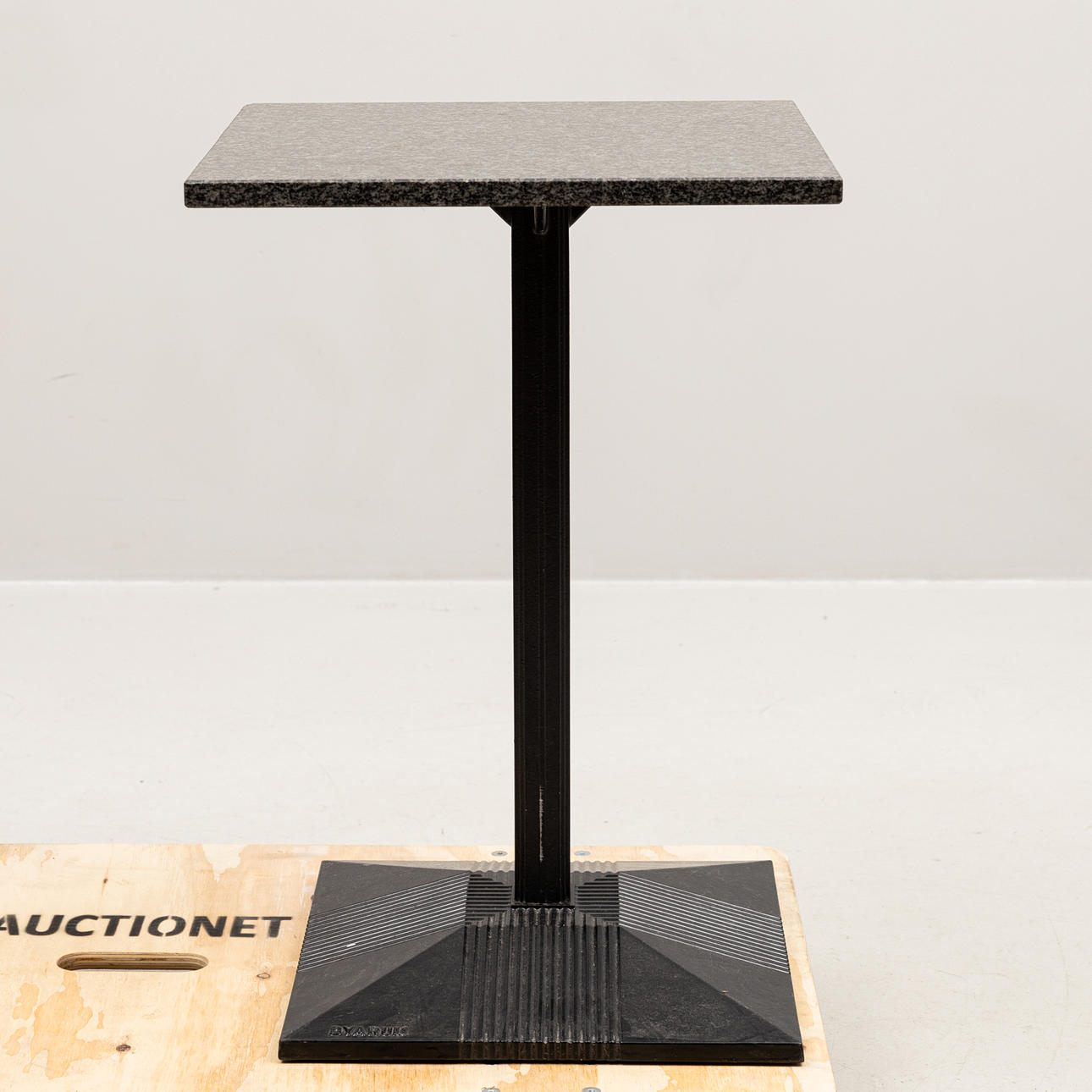 BYARUM, ein Cafétisch mit Steinplatte, Aluminium, 21. Jahrhundert.