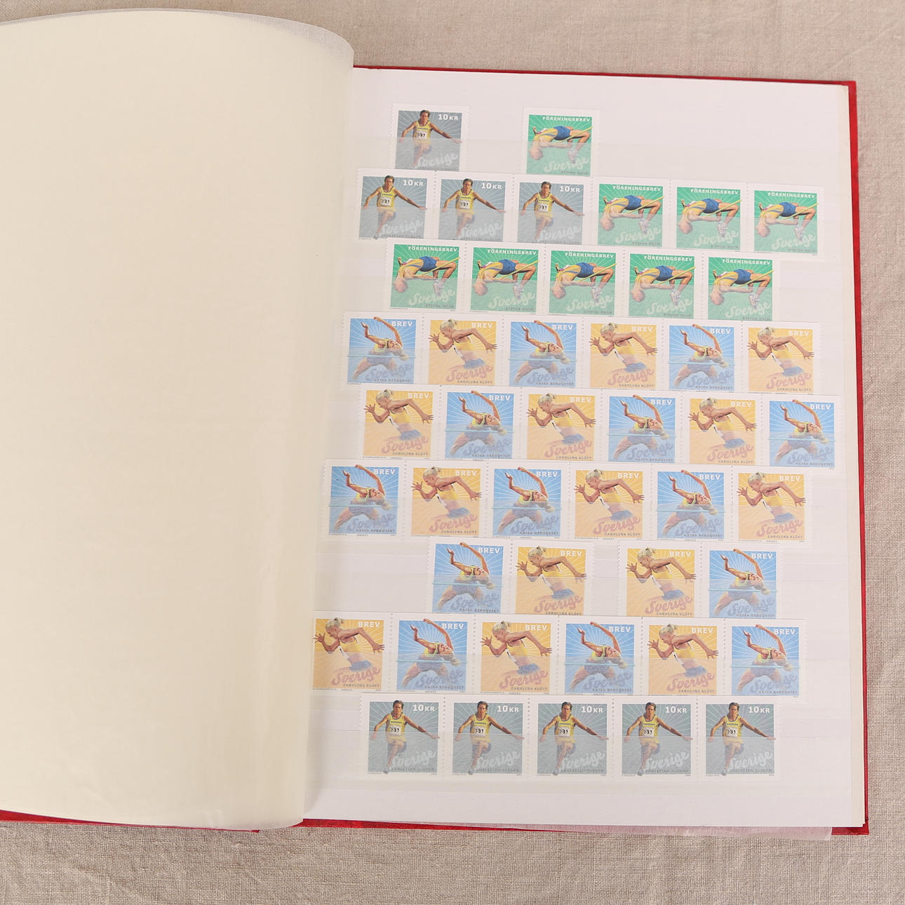FRIMÄRKSALBUM, röd, svenska, ostämplade, sent 1900-tal, ca 4000 kr.