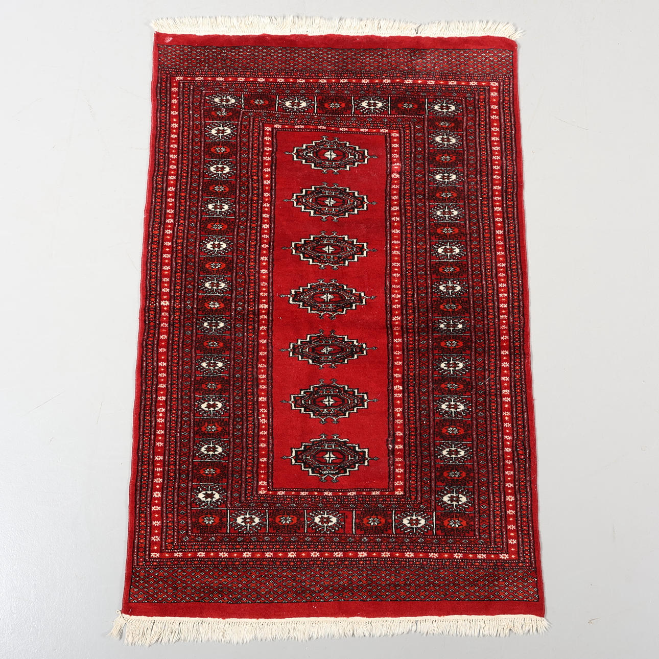 MATTA, käsinsolmittu, 148 x 96 cm.