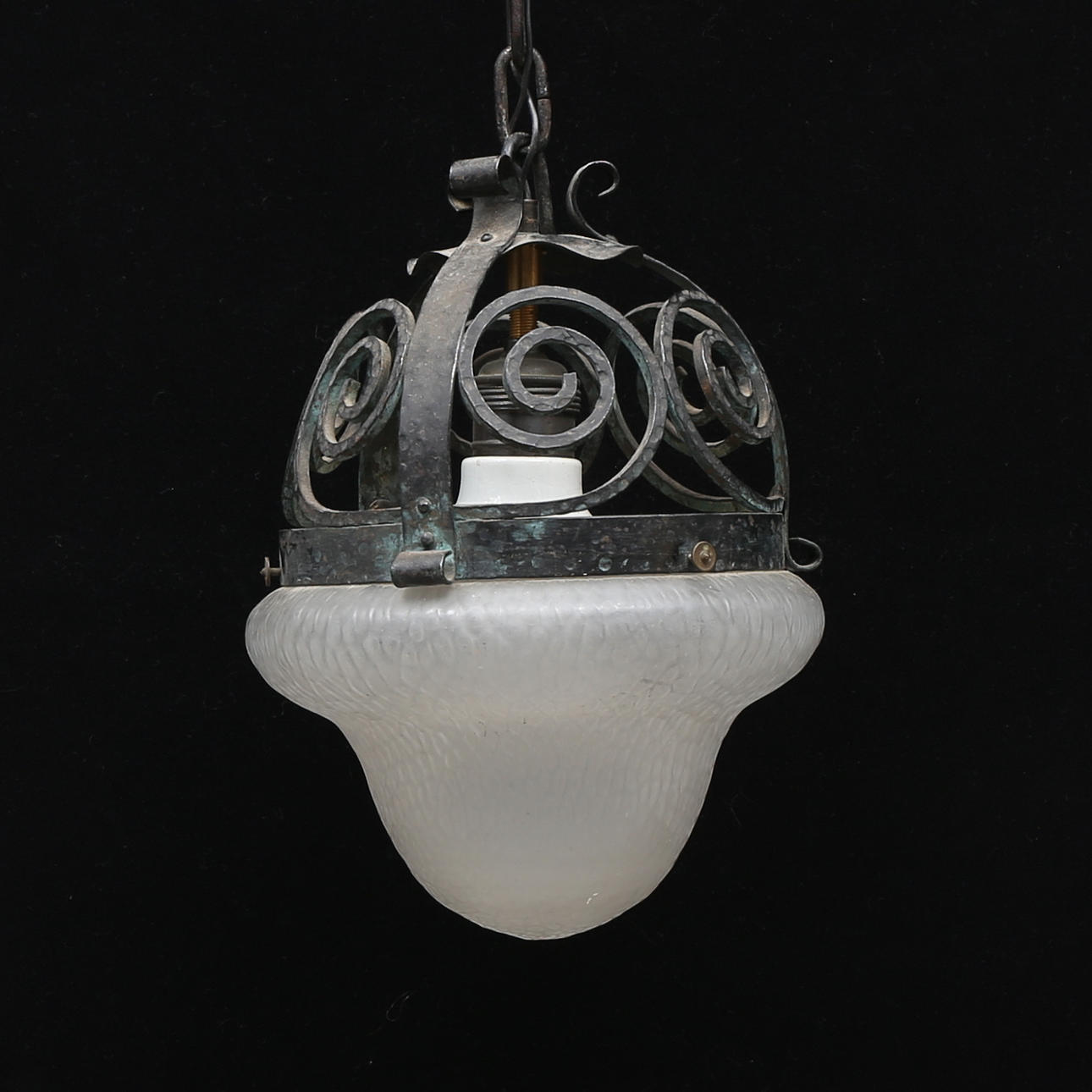 TAKLAMPA, glas/smide, 1900-talets första hälft.