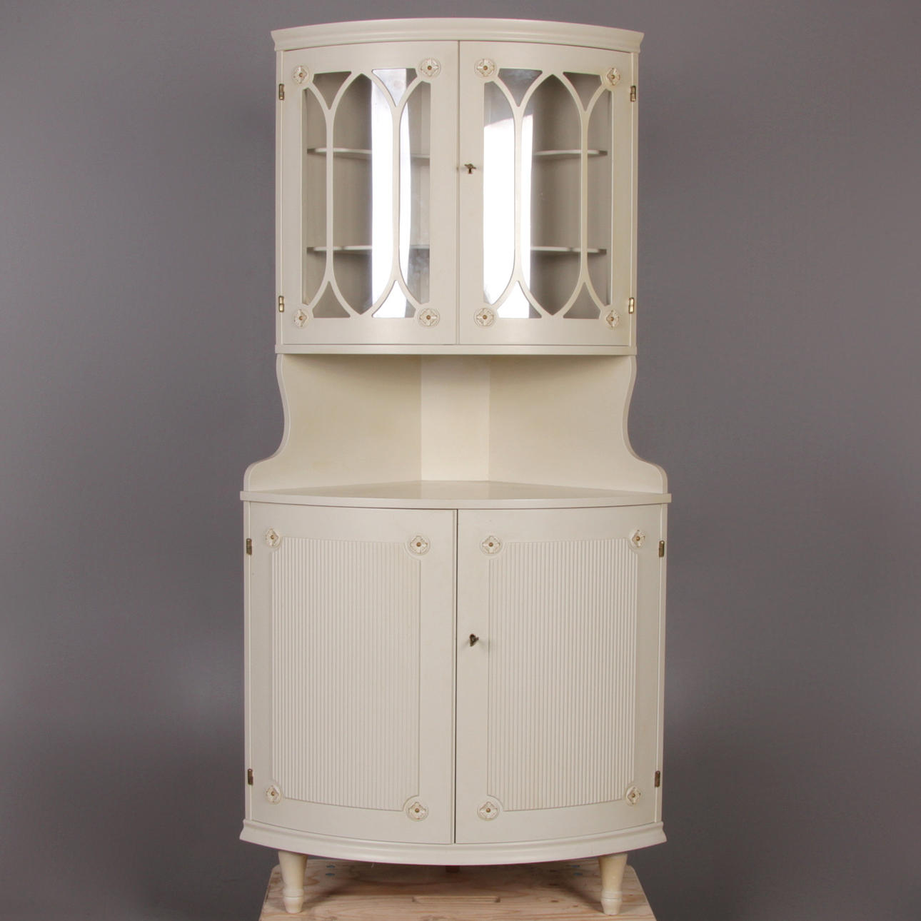 HÖRNSKÅP, med vitrindel, gustaviansk stil, 1900-tal.