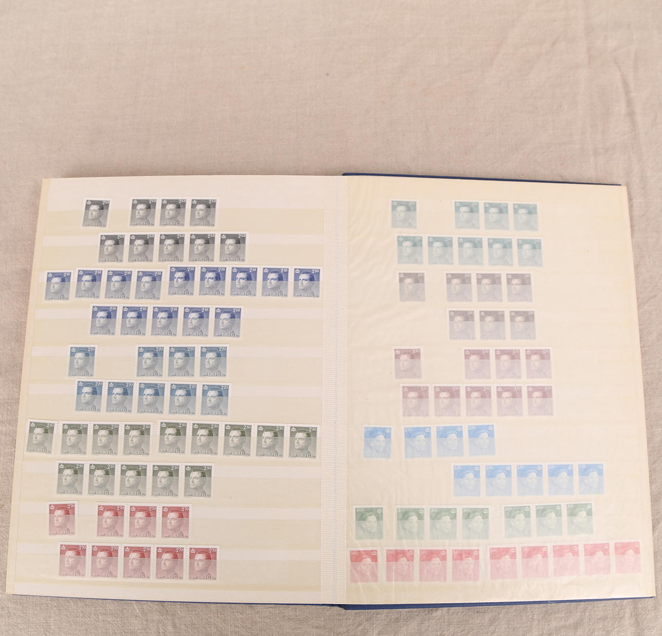 FRIMÄRKSALBUM, blått, svenska, ostämplade, sent 1900-tal, ca 2000 kr.