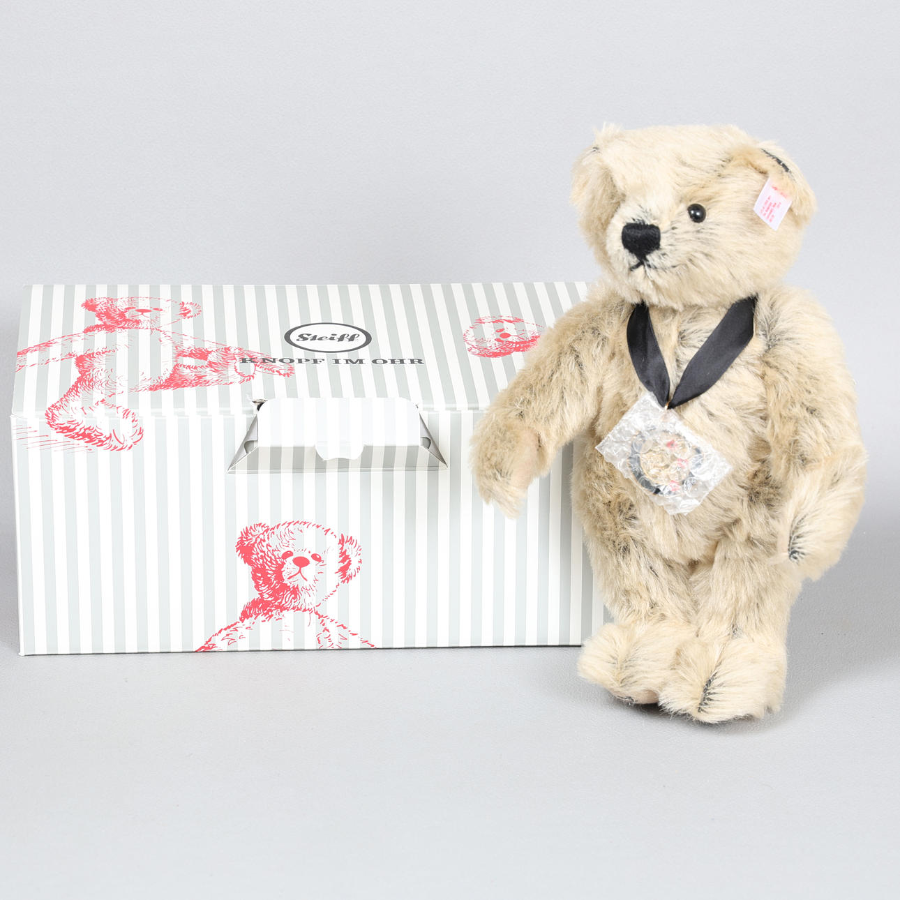 A STEIFF LIMITED EDITION ARMISTICE CENTENARY BEAR.
