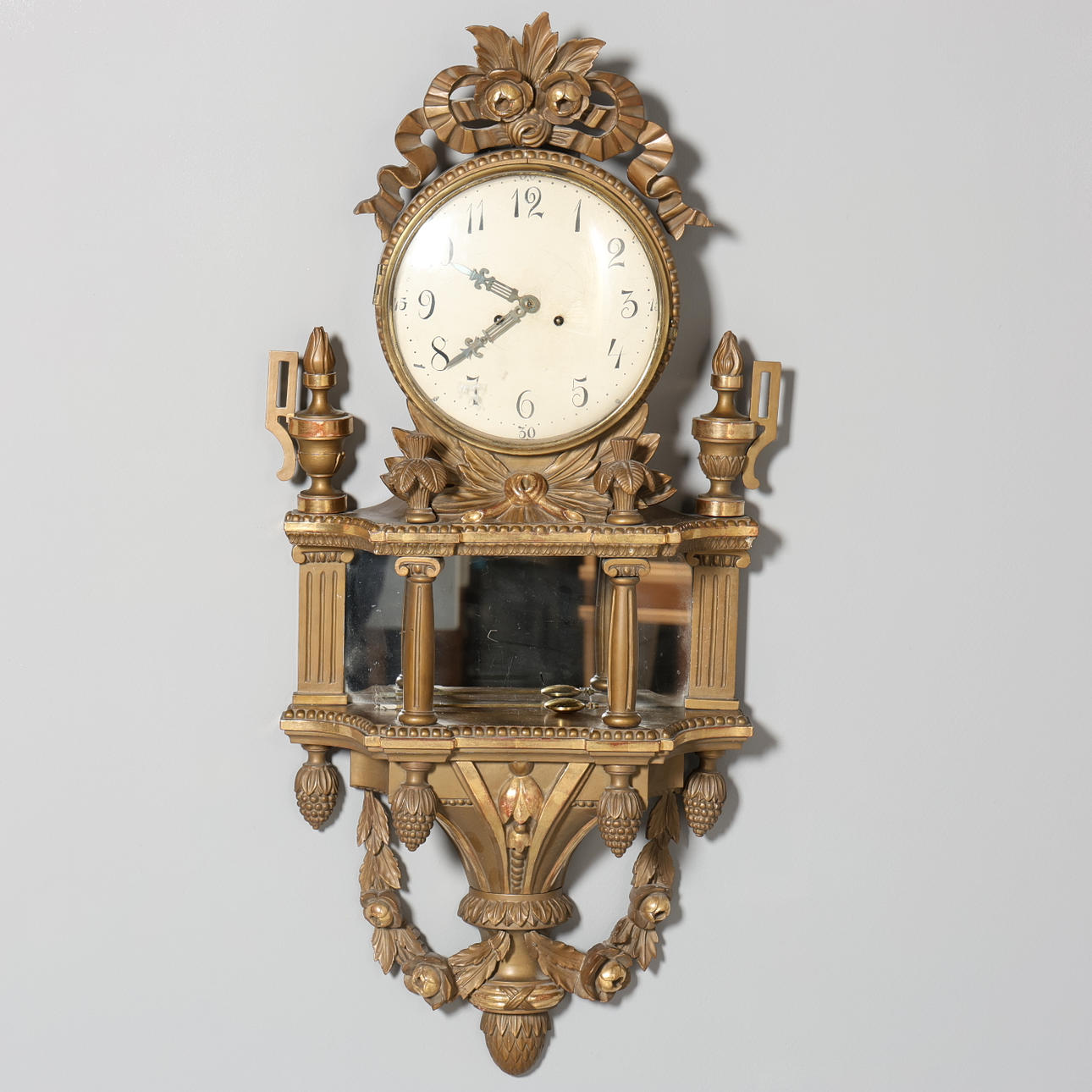 Et vægur, empirestil forgyldt.