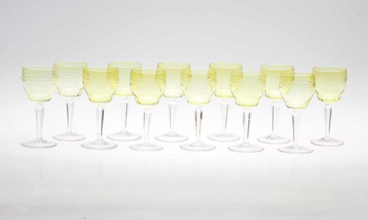 VITVINSGLAS, 12 st. kristall. Sannolikt Tyskland. 1900-tal.