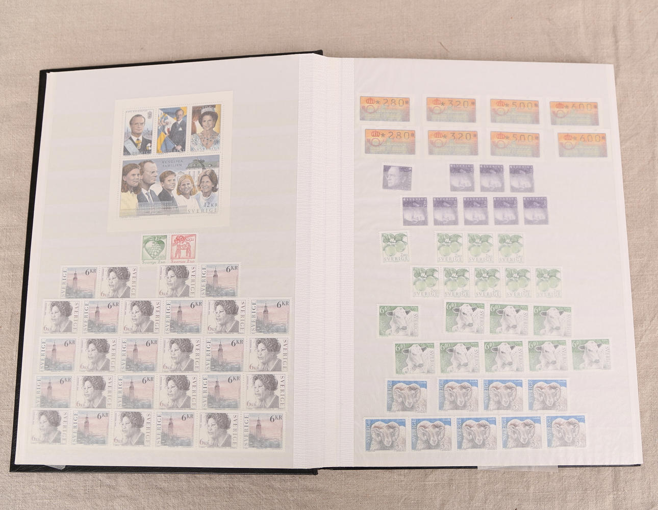 FRIMÄRKSALBUM, svart(björn), svenska, ostämplade, sent 1900-tal, ca 4000 kr.