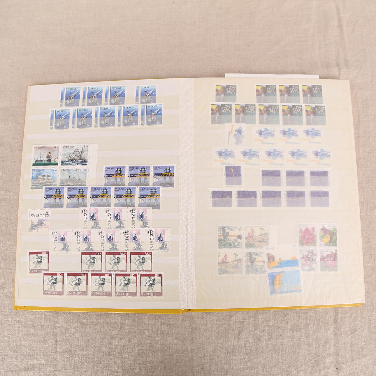 FRIMÄRKSALBUM, gult, svenska, ostämplade, sent 1900-tal, ca 5000 kr.