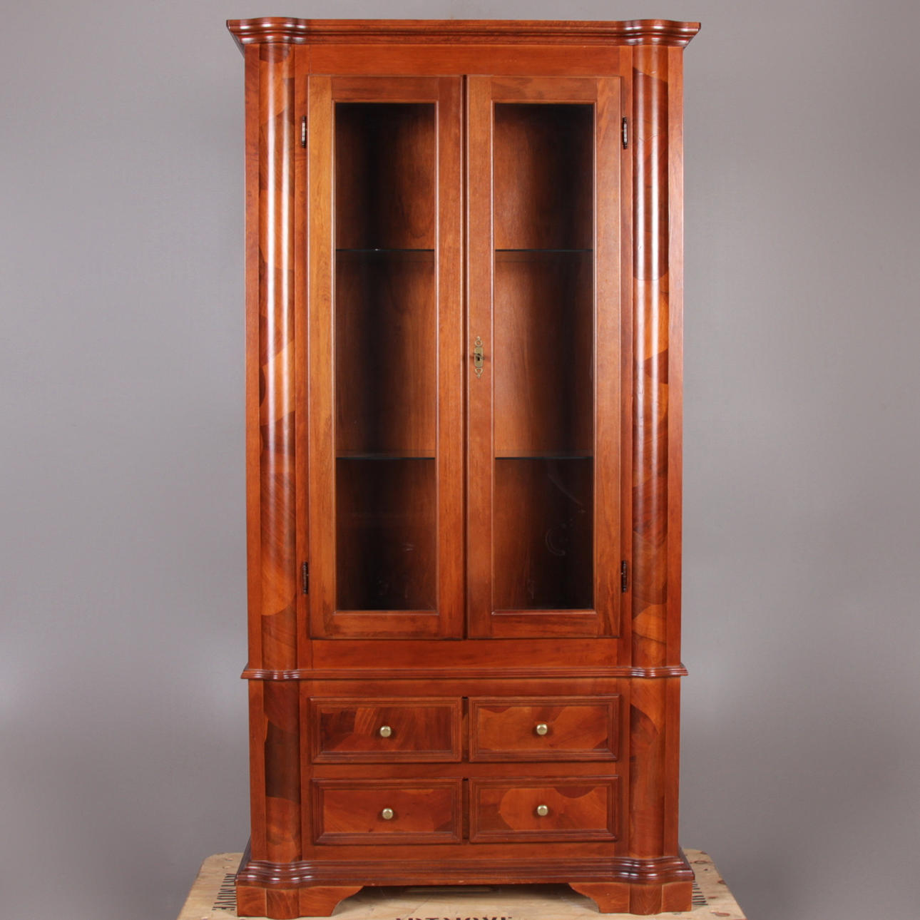 VITRINSKÅP, engelsk stil, Italien, 1900/2000-tal.