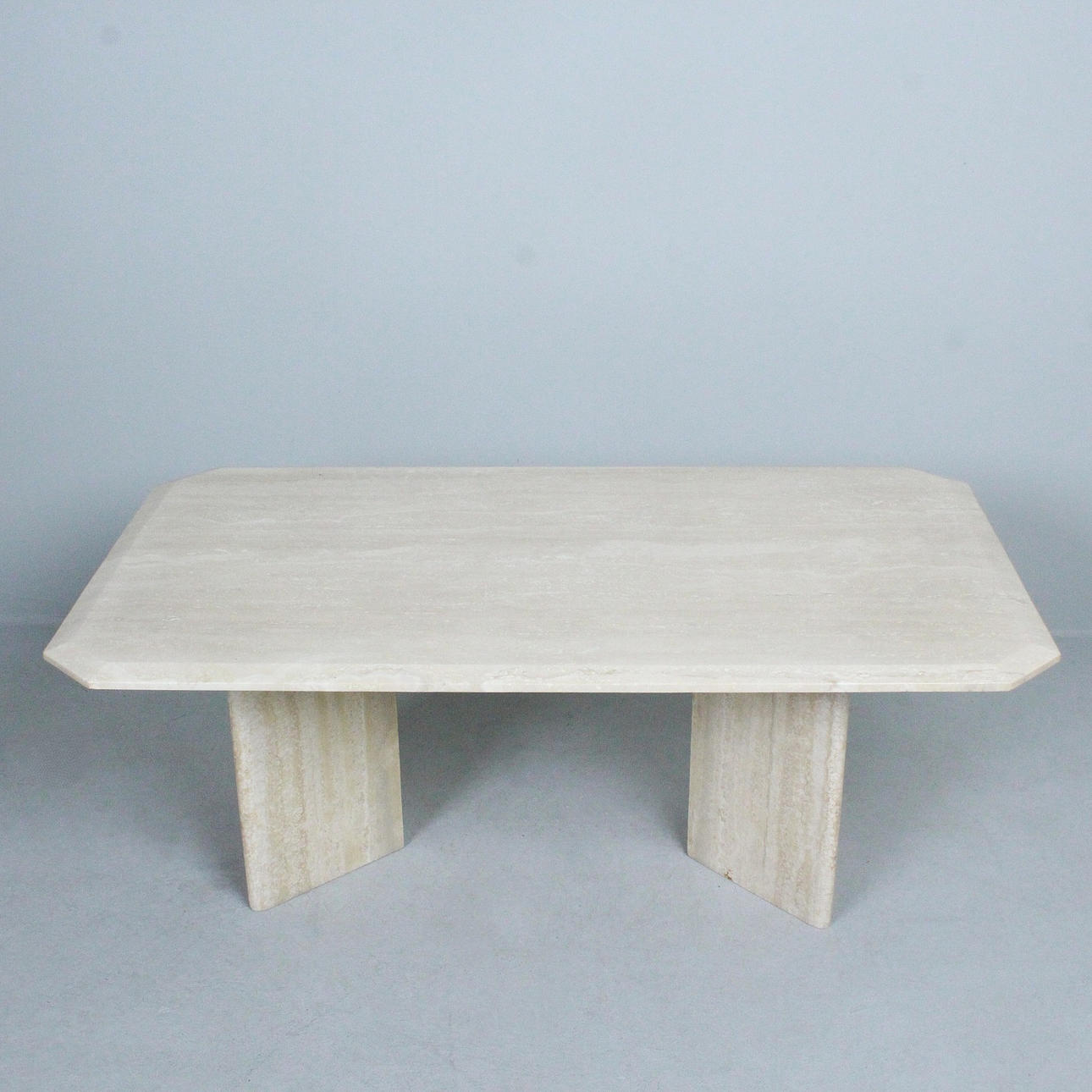 Couchtisch / Coffee Table aus Travertin, 1970er Jahre.