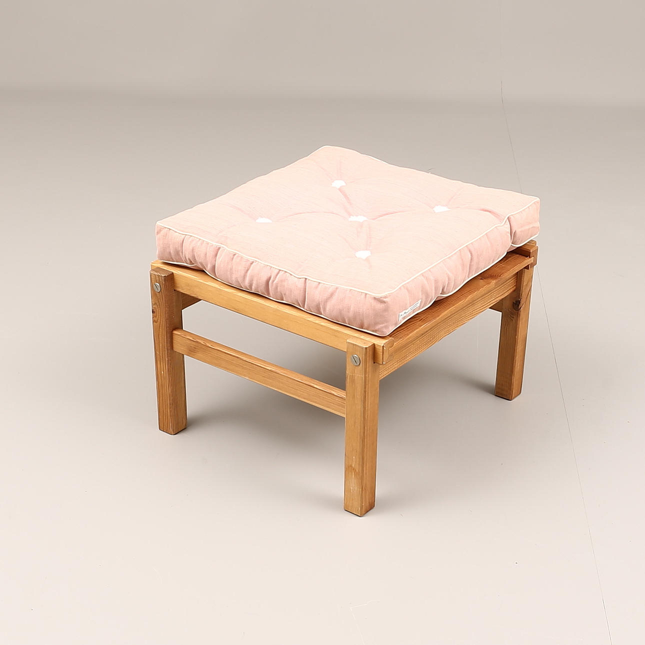 TRÄDGÅRDSPALL, furu, Fri Form, inkl rosa, stoppad, textildyna.