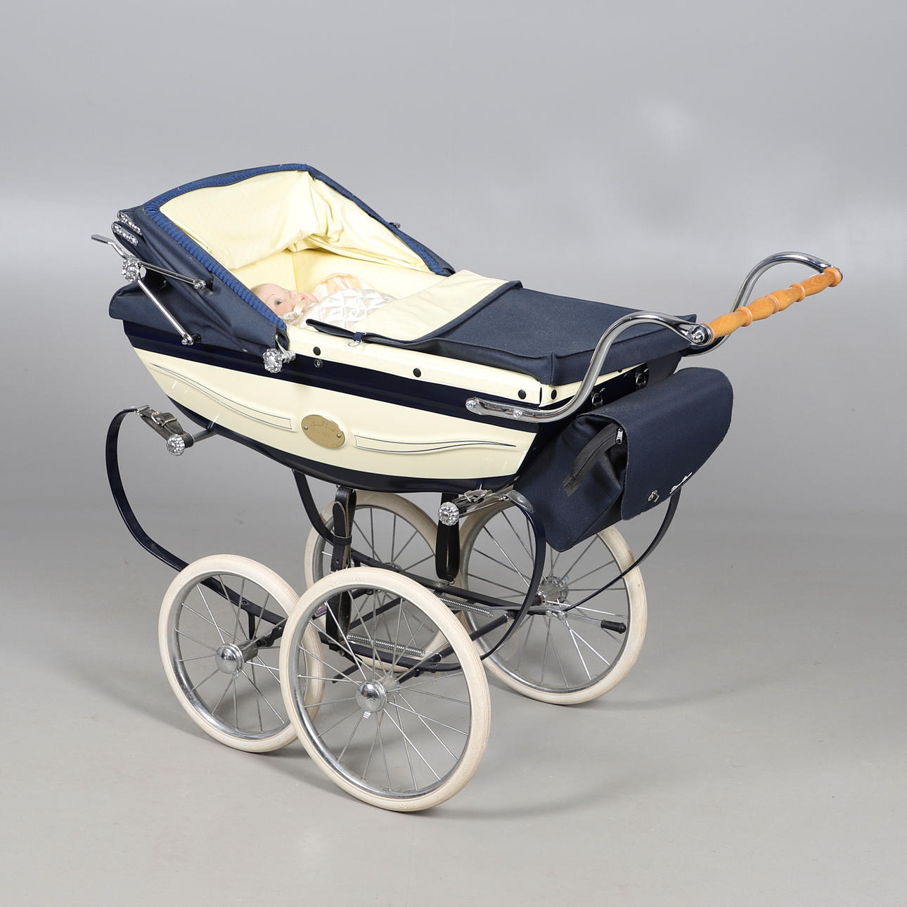 SILVER CROSS MILLENNIUM PRAM.