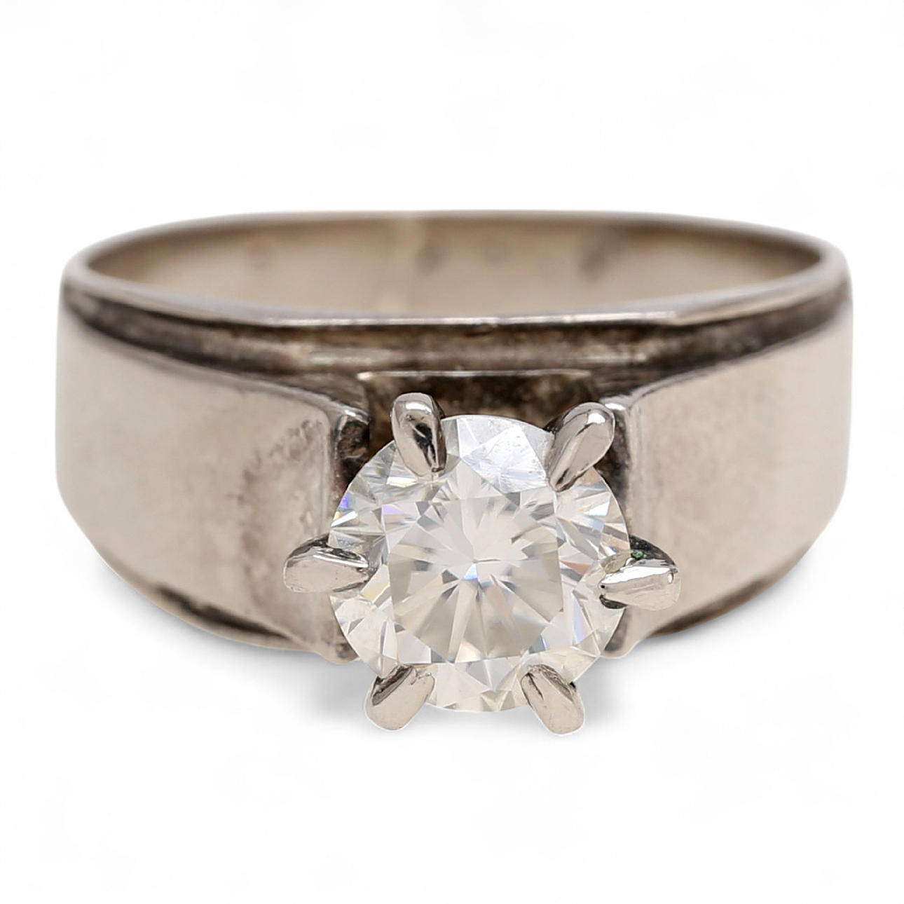 Moissanite pasianssisormus.